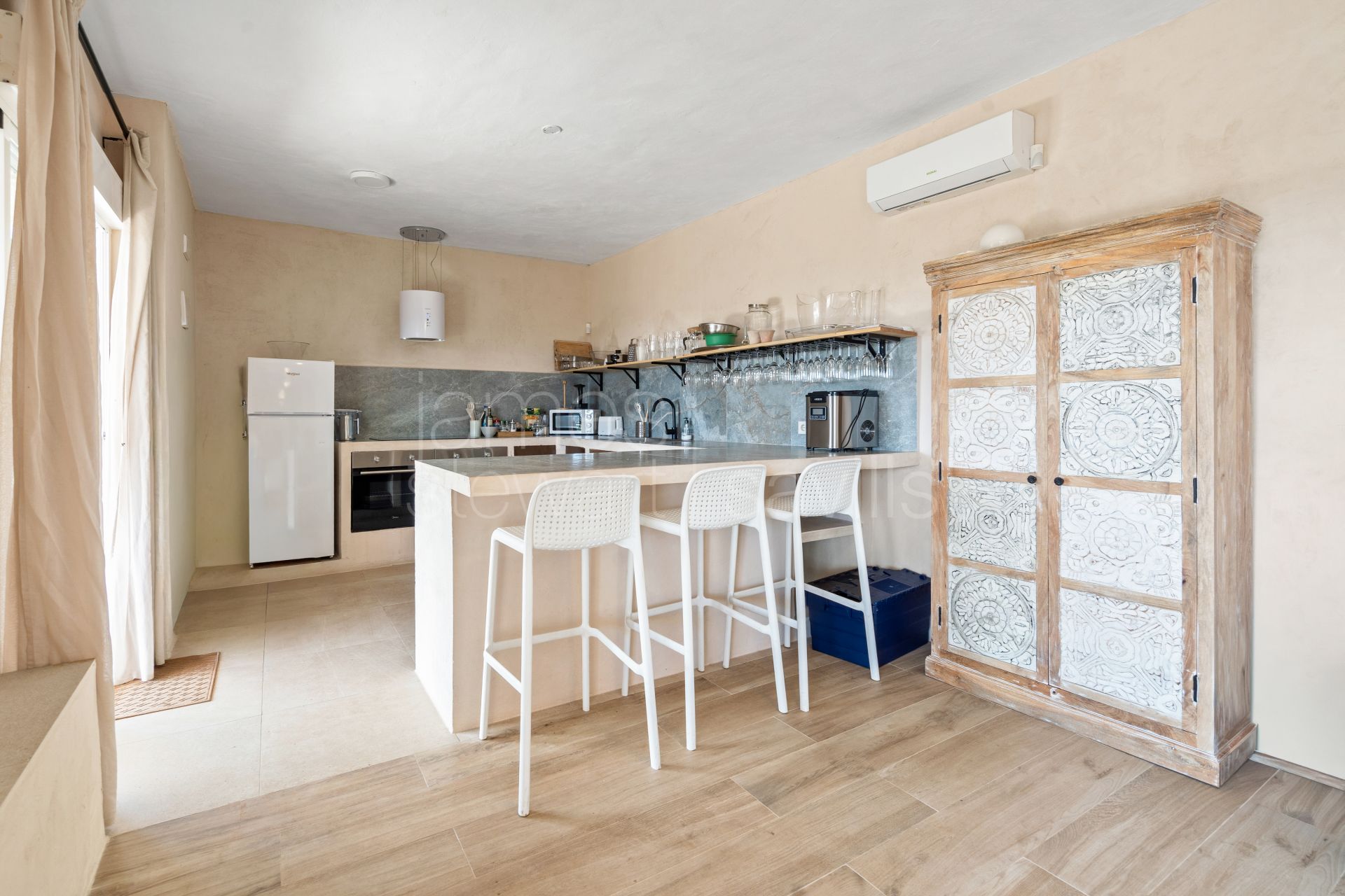 Rare opportunity to aquire a frontline beach boutique hotel