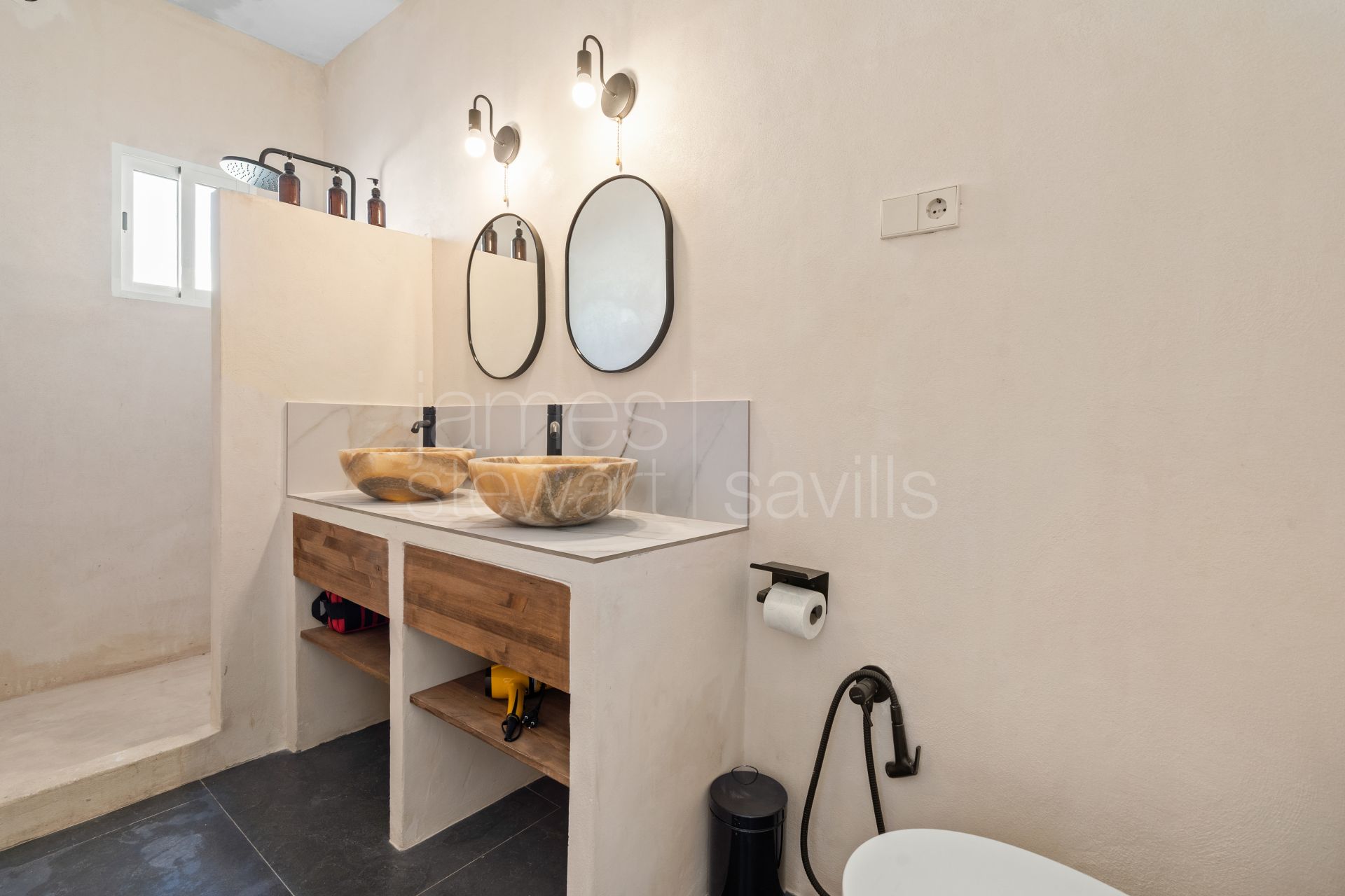 Rare opportunity to aquire a frontline beach boutique hotel