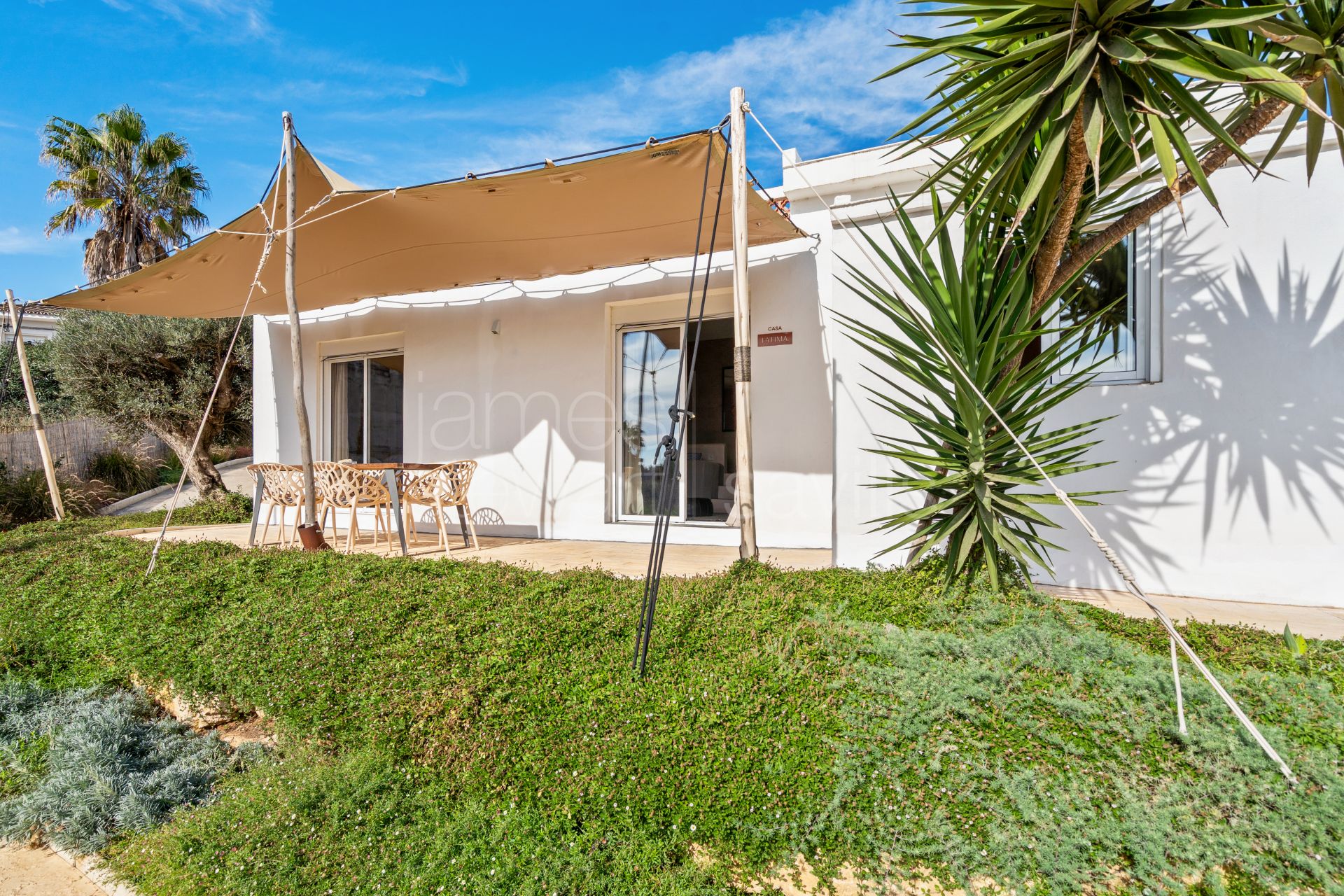 Rare opportunity to aquire a frontline beach boutique hotel