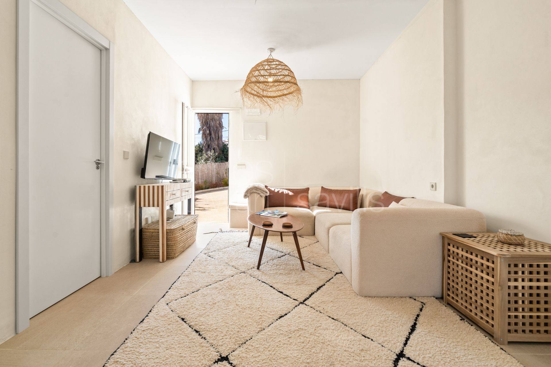 Rare opportunity to aquire a frontline beach boutique hotel