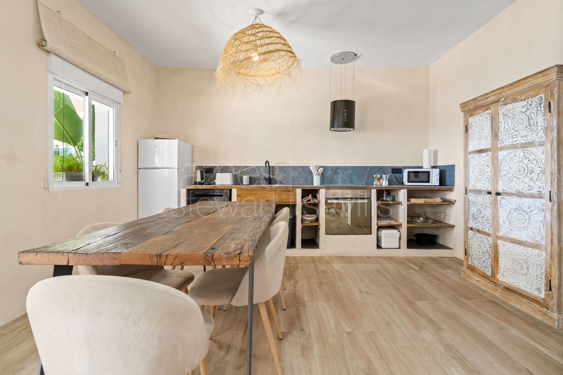 Rare opportunity to aquire a frontline beach boutique hotel