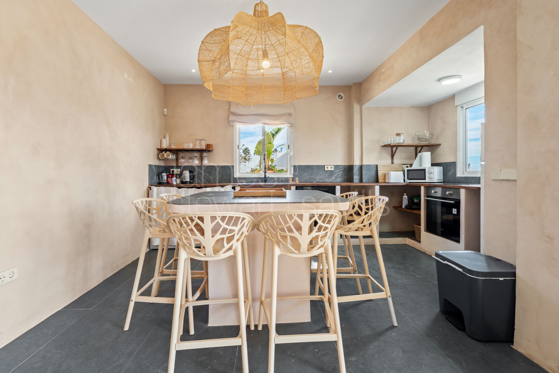 Rare opportunity to aquire a frontline beach boutique hotel