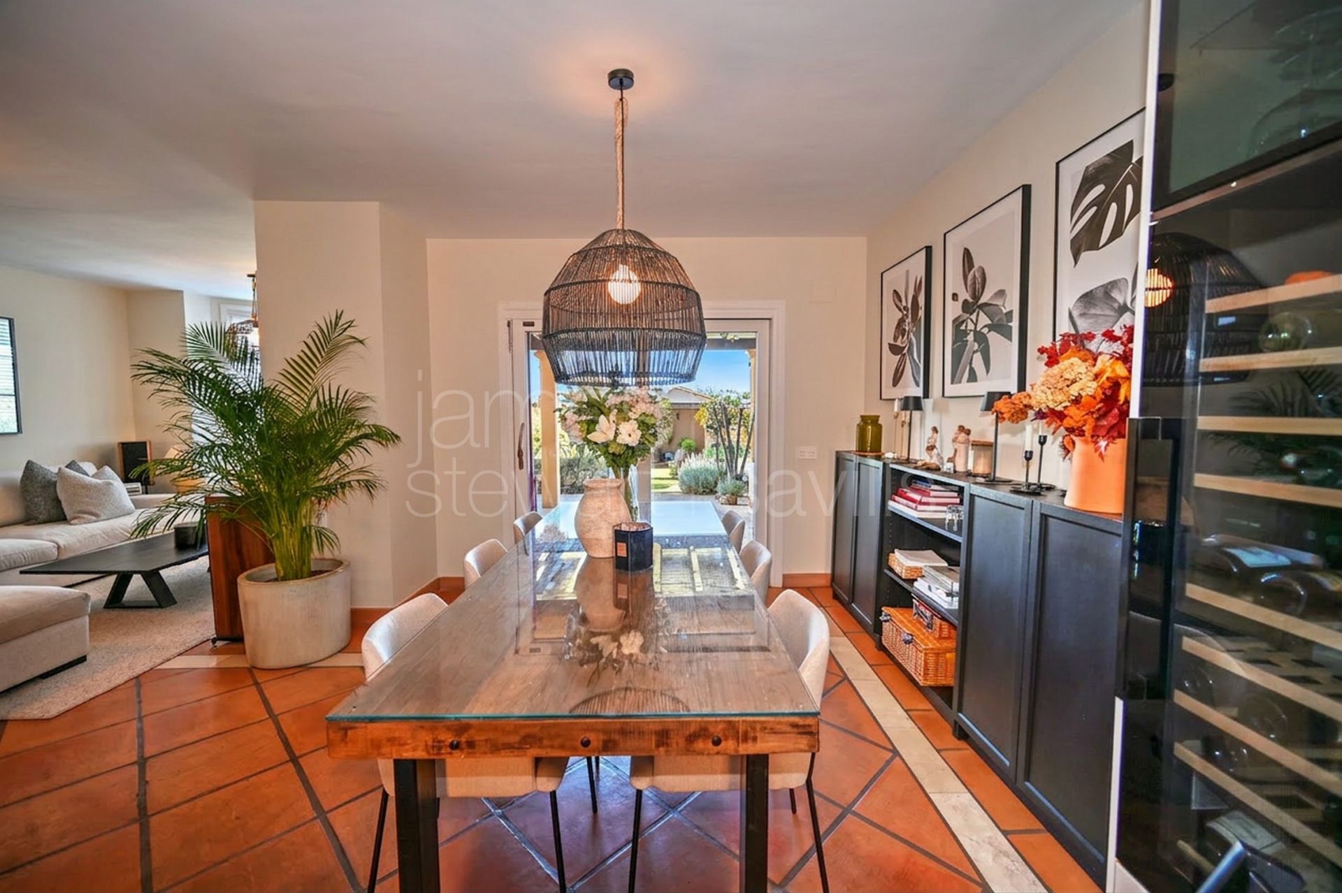 Three-Bedroom Townhouse for Sale in Los Cármenes with Communal Pool