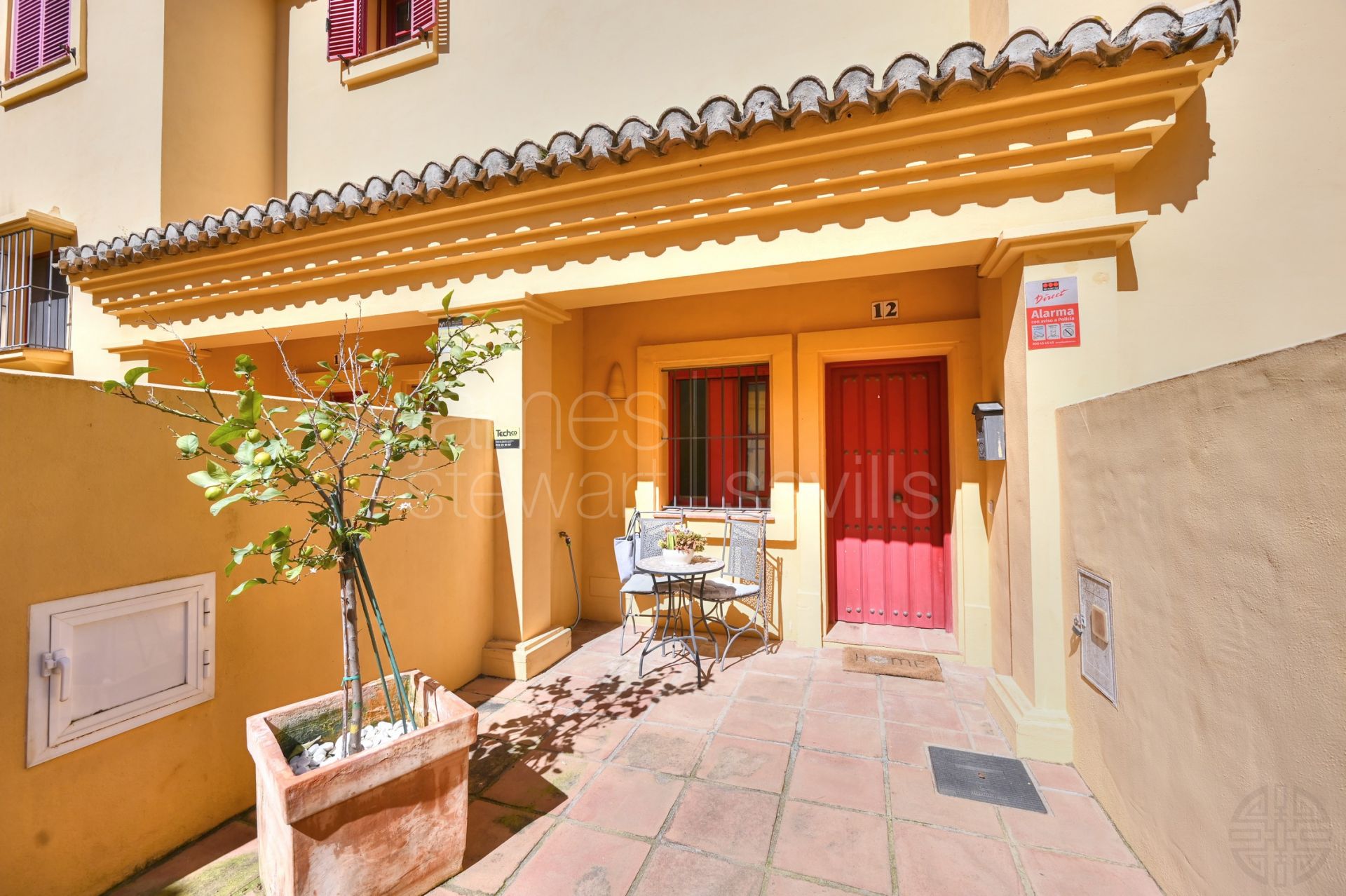 Three-Bedroom Townhouse for Sale in Los Cármenes with Communal Pool