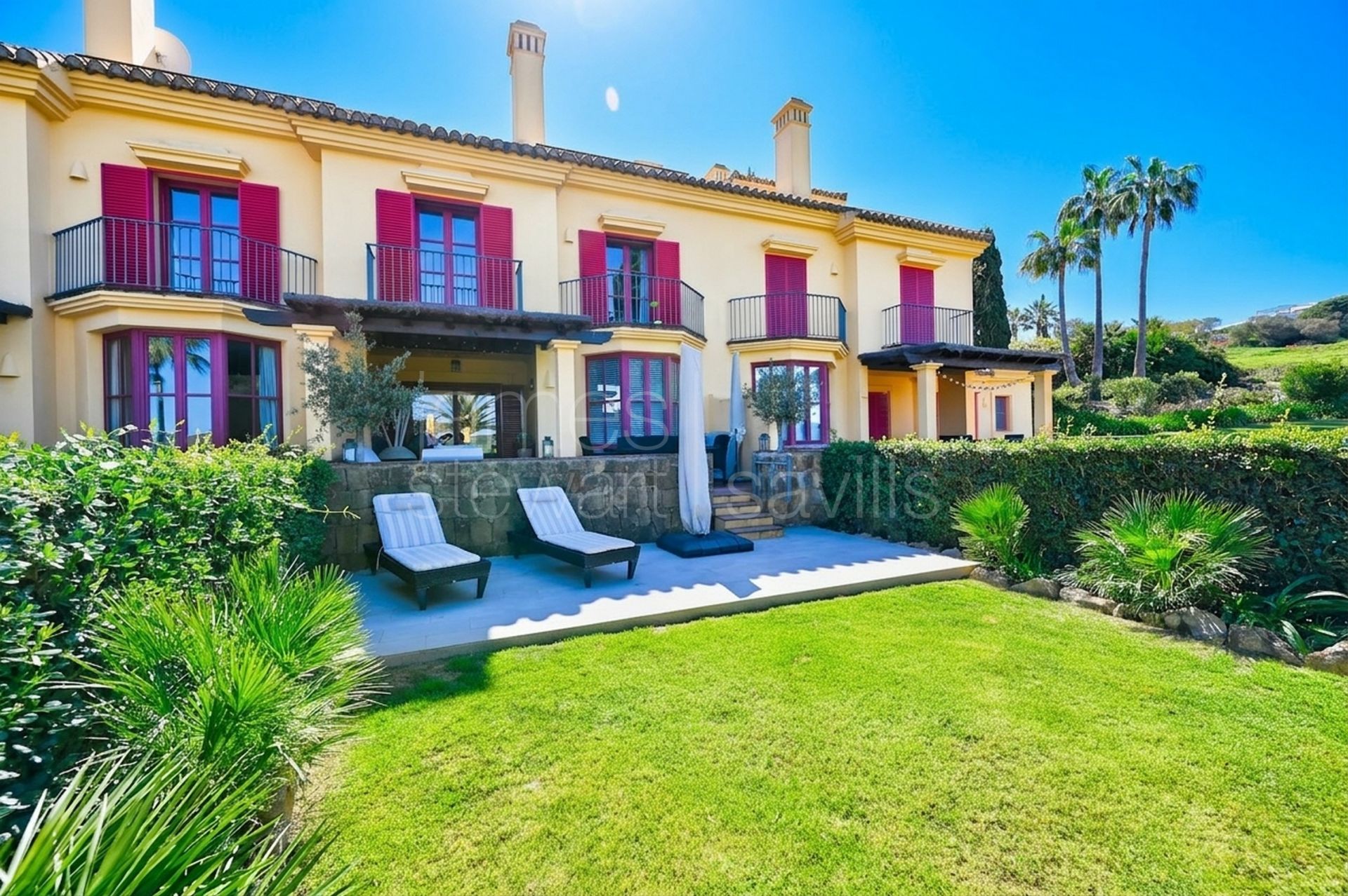 Three-Bedroom Townhouse for Sale in Los Cármenes with Communal Pool