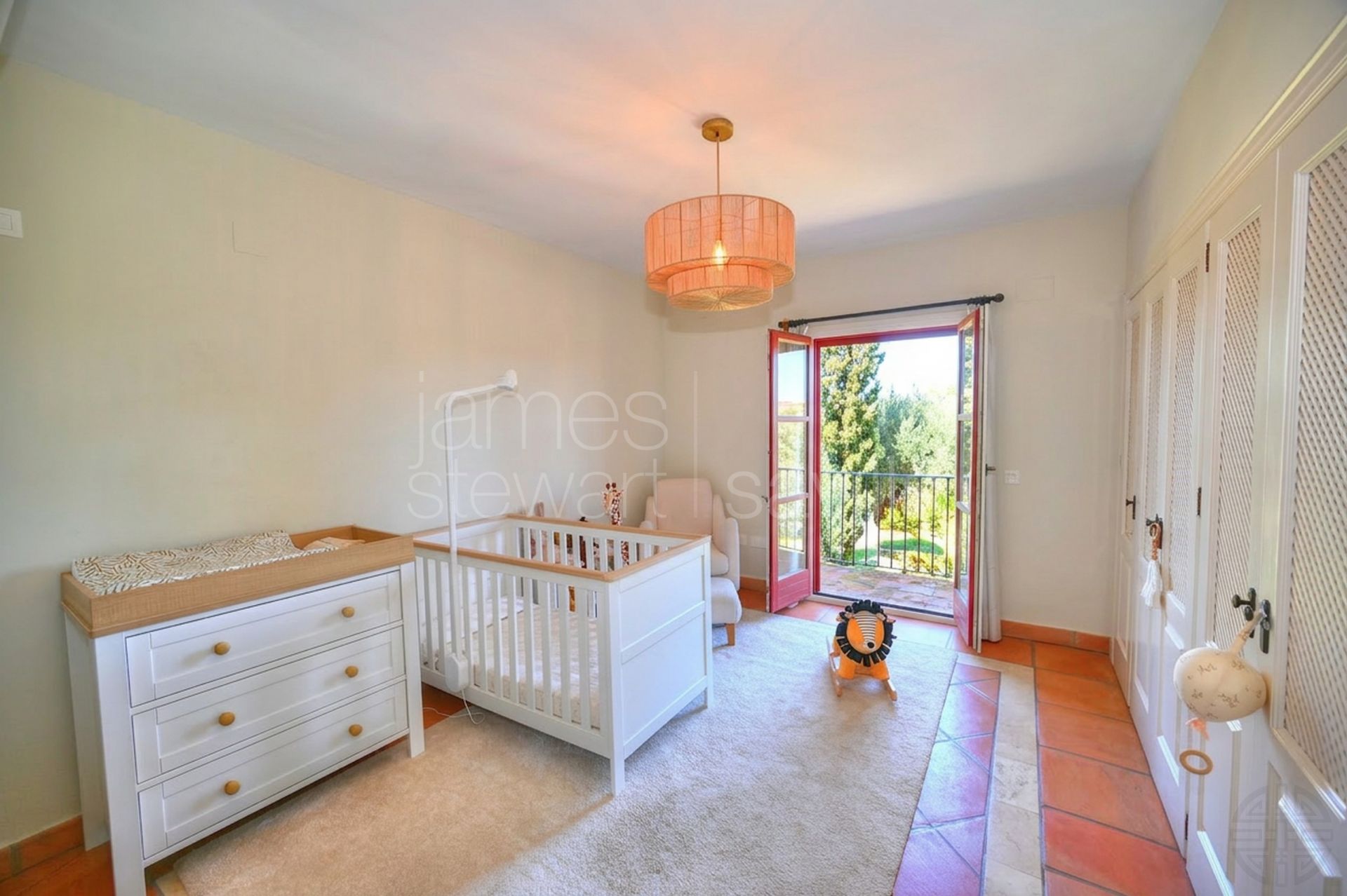 Three-Bedroom Townhouse for Sale in Los Cármenes with Communal Pool