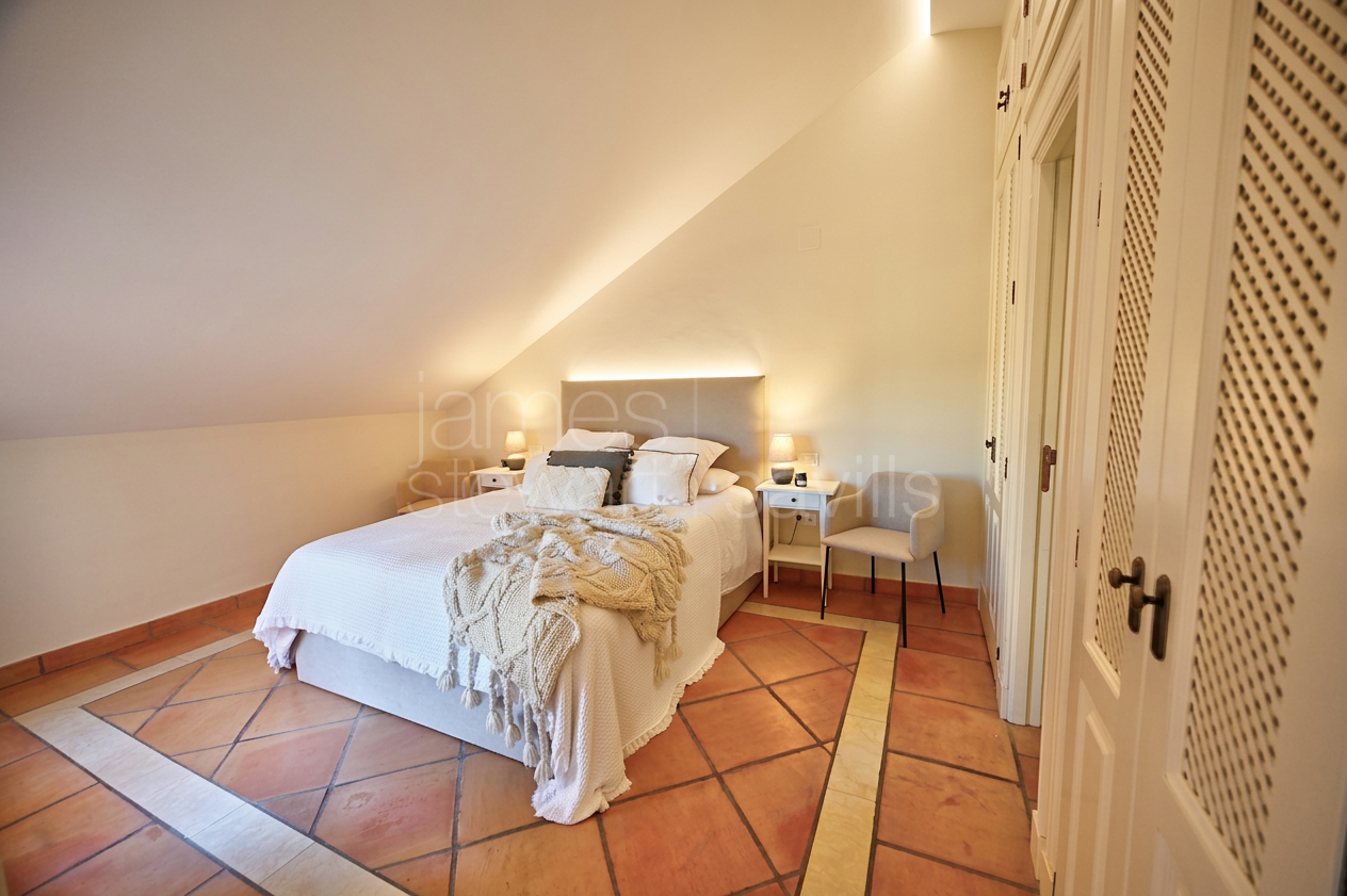 Three-Bedroom Townhouse for Sale in Los Cármenes with Communal Pool