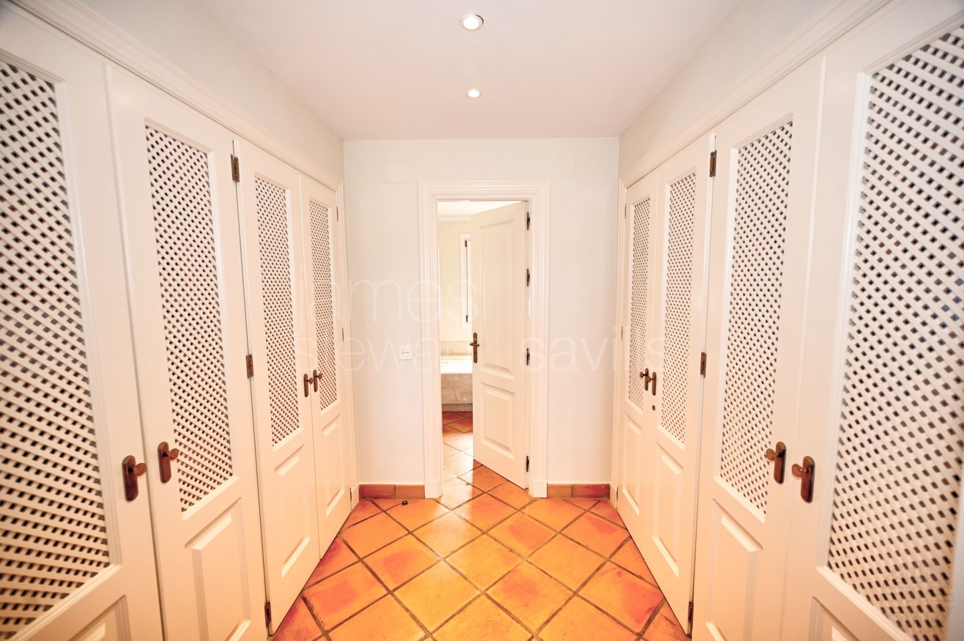 Three-Bedroom Townhouse for Sale in Los Cármenes with Communal Pool