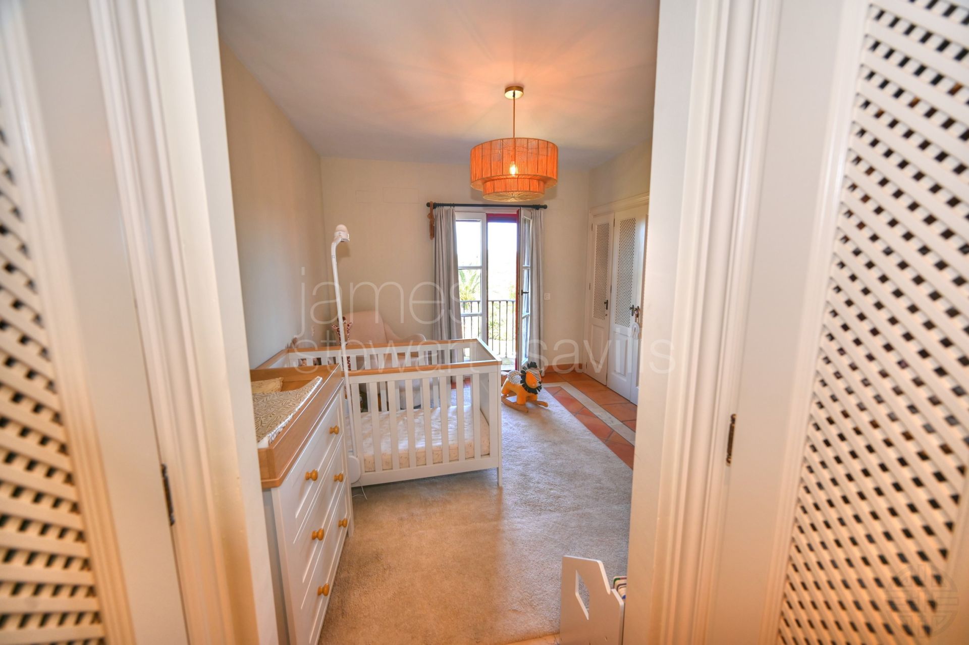 Three-Bedroom Townhouse for Sale in Los Cármenes with Communal Pool