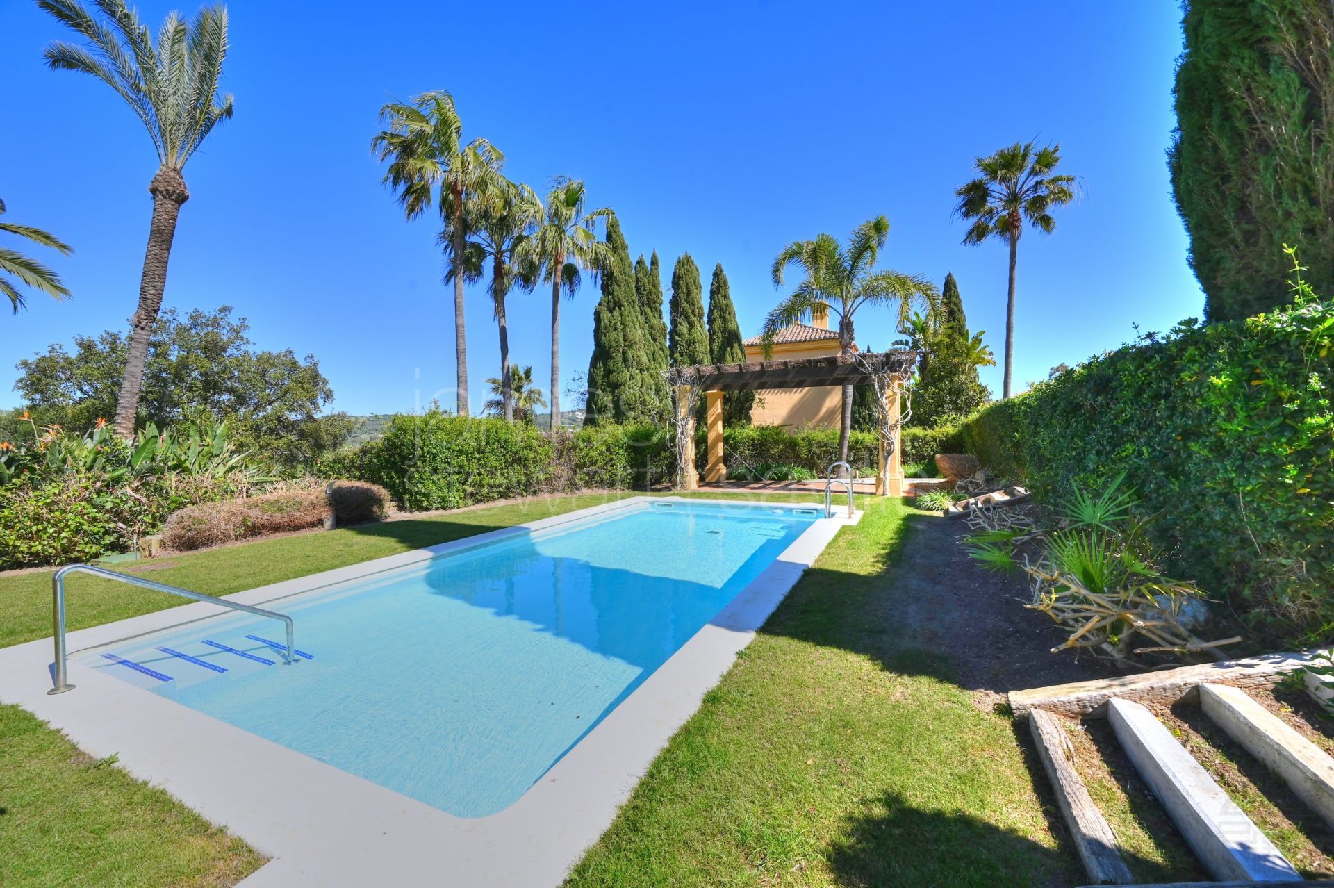 Three-Bedroom Townhouse for Sale in Los Cármenes with Communal Pool