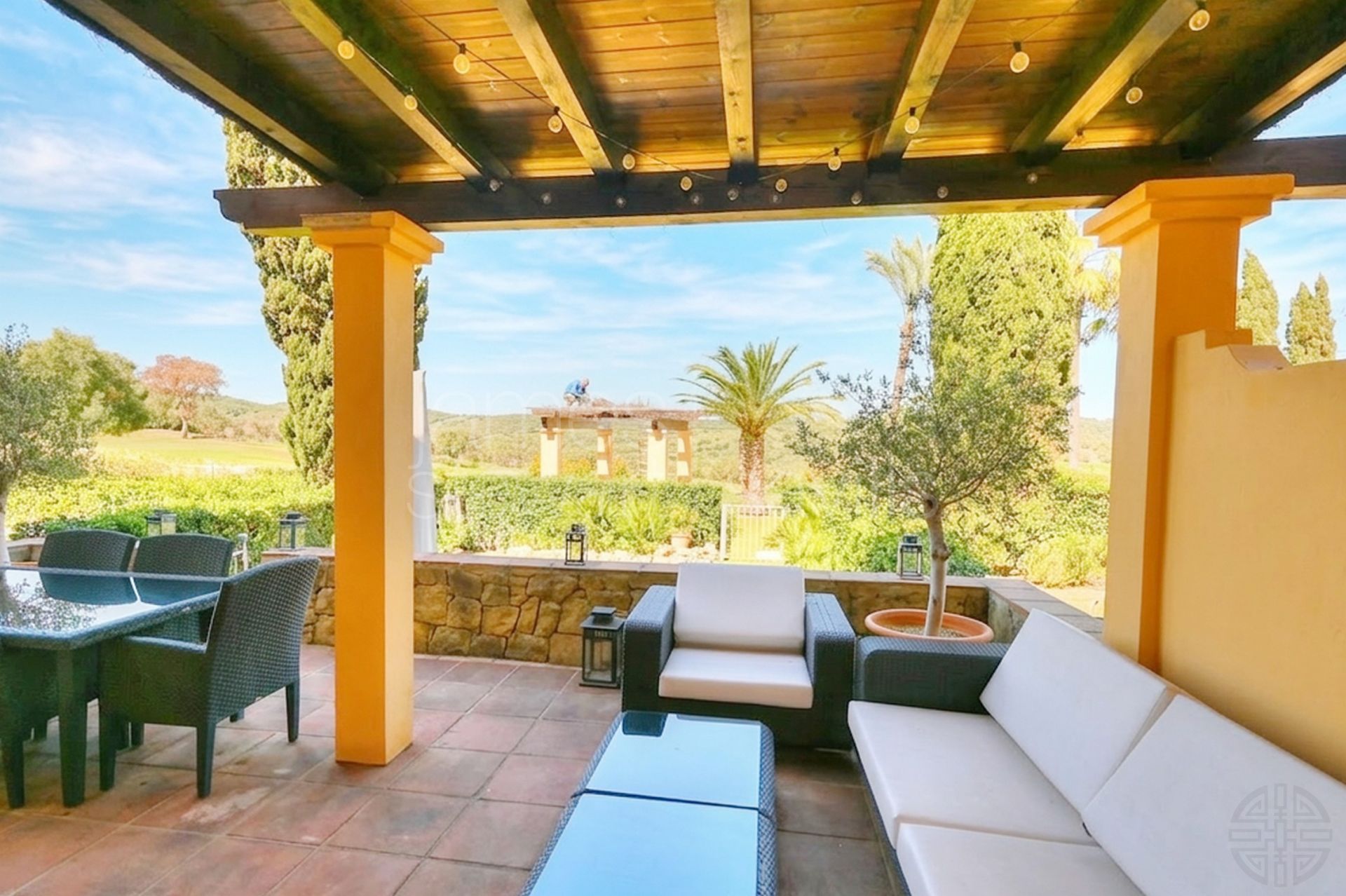Three-Bedroom Townhouse for Sale in Los Cármenes with Communal Pool
