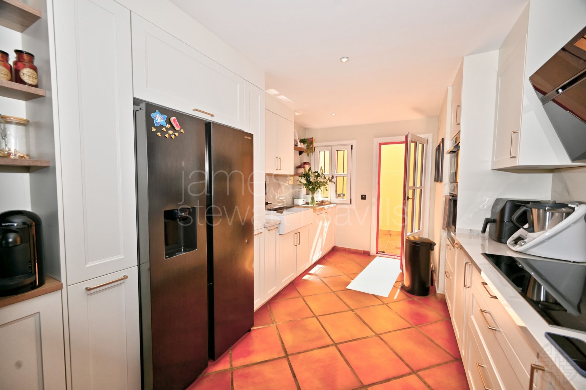 Three-Bedroom Townhouse for Sale in Los Cármenes with Communal Pool