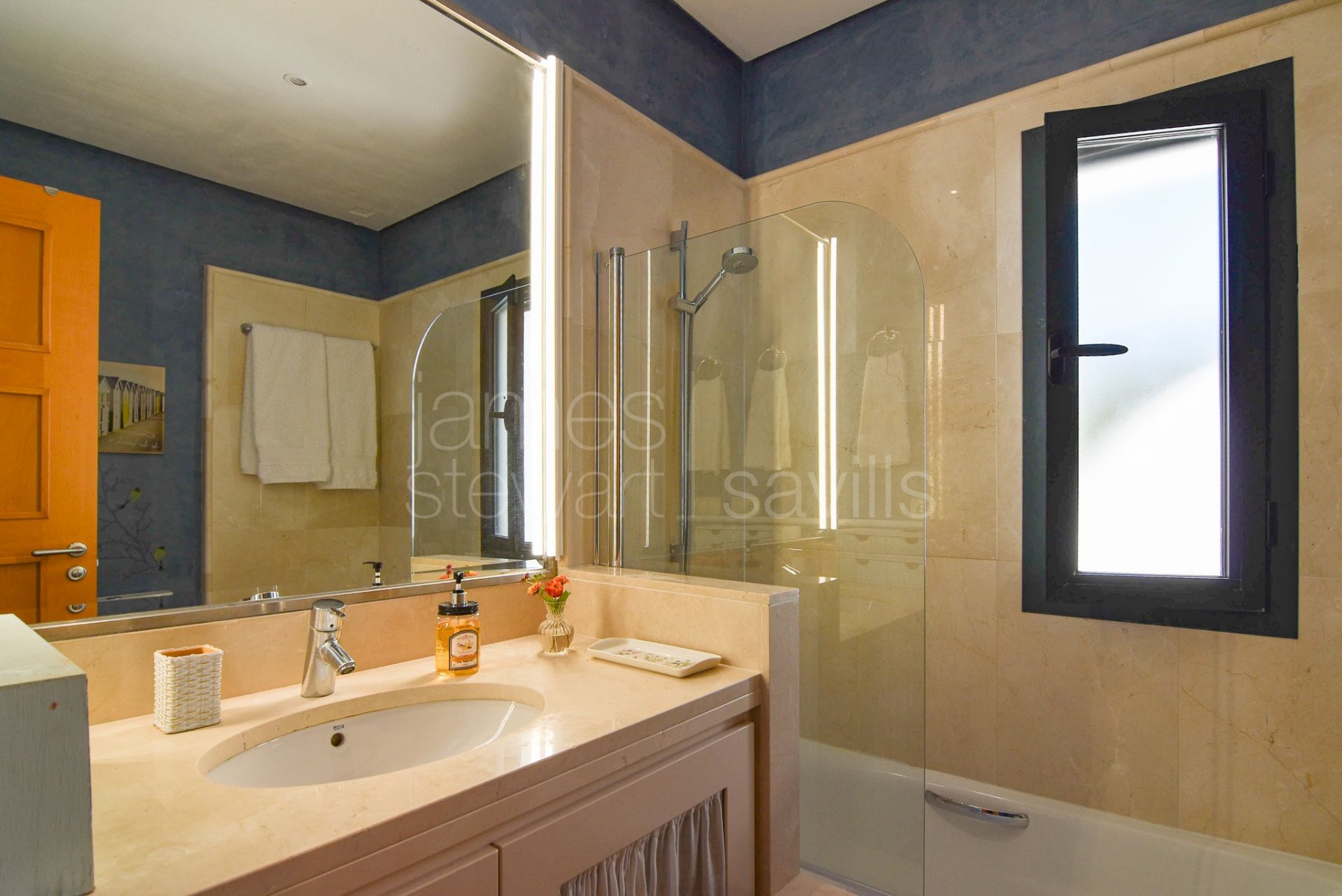 Immaculate 2 bedroom apartment in the El Polo community, Sotogrande Costa