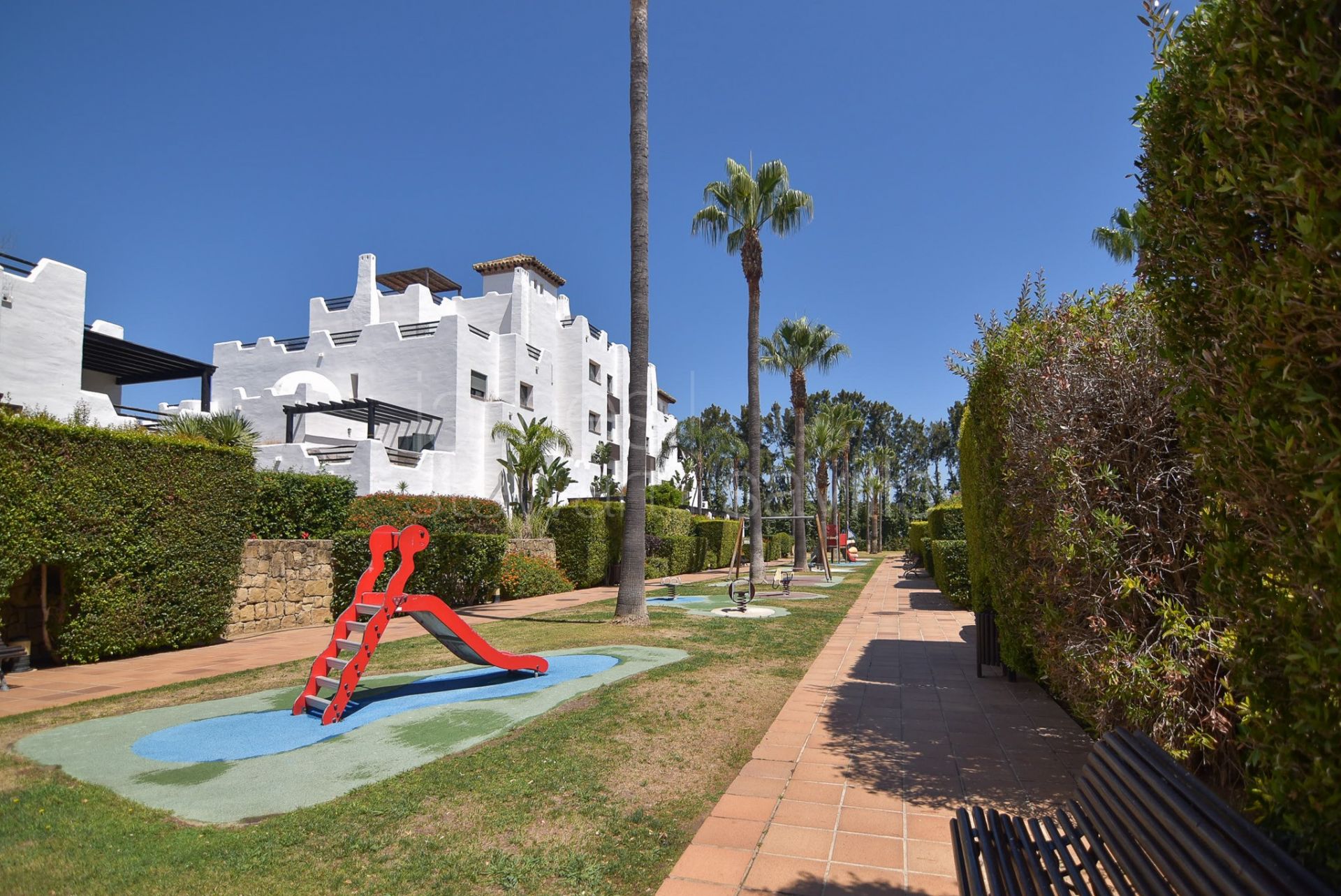Immaculate 2 bedroom apartment in the El Polo community, Sotogrande Costa