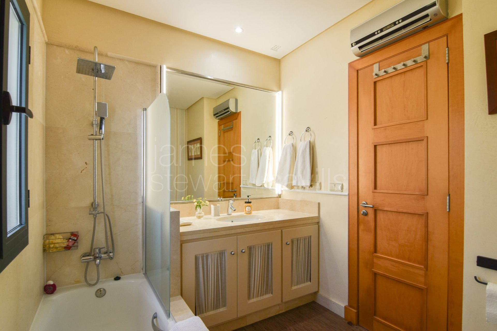 Immaculate 2 bedroom apartment in the El Polo community, Sotogrande Costa