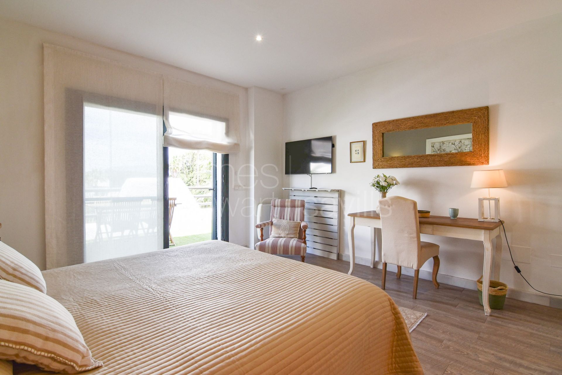 Immaculate 2 bedroom apartment in the El Polo community, Sotogrande Costa