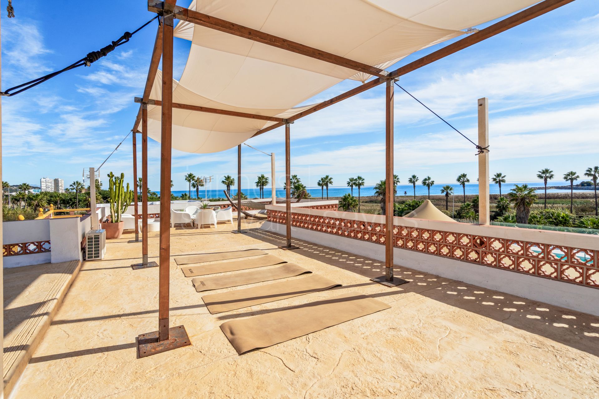 Oportunidad única en Sotogrande para vivir junto a la playa en un espacio residencial con varias unidades