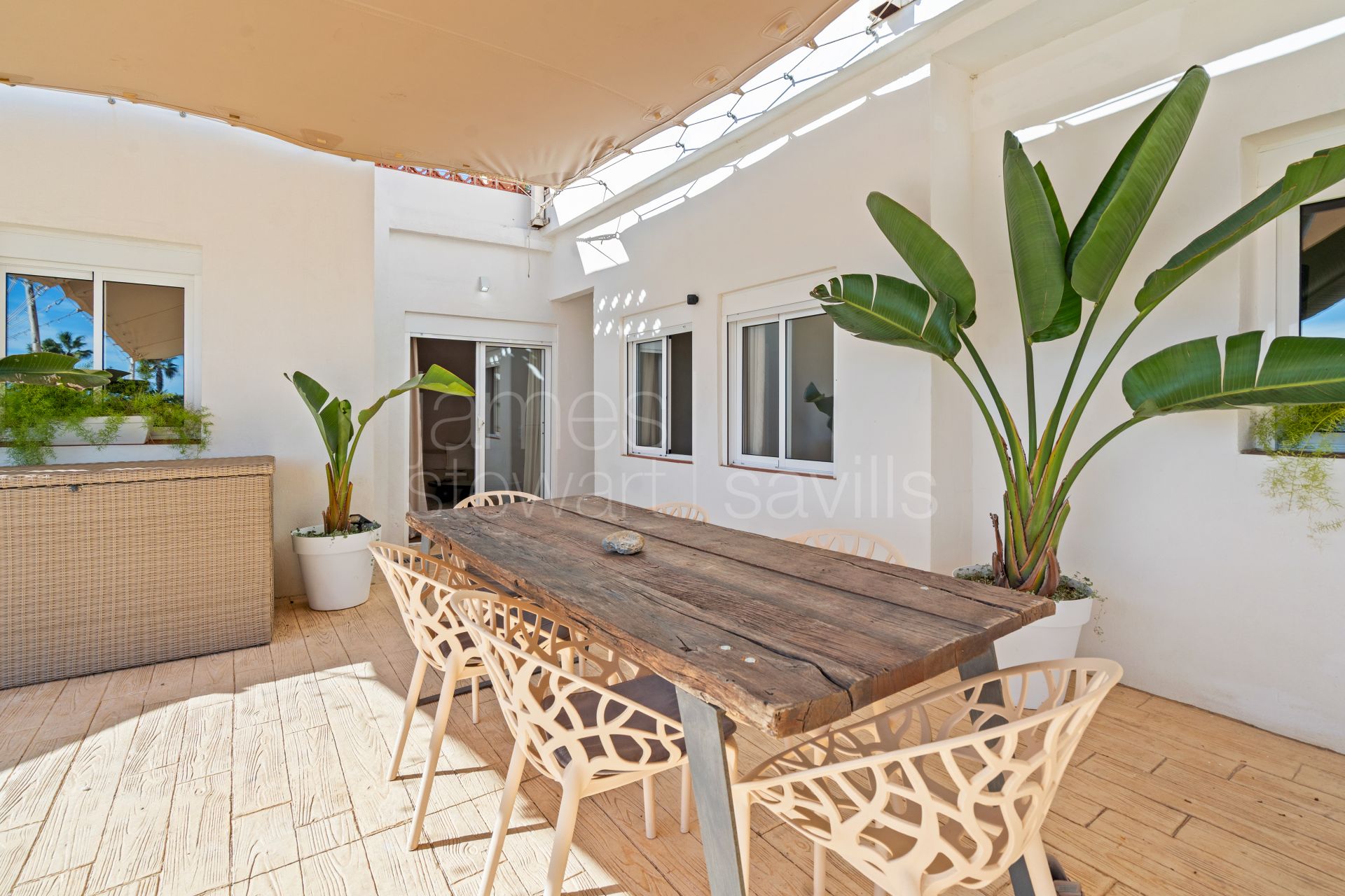 Oportunidad única en Sotogrande para vivir junto a la playa en un espacio residencial con varias unidades