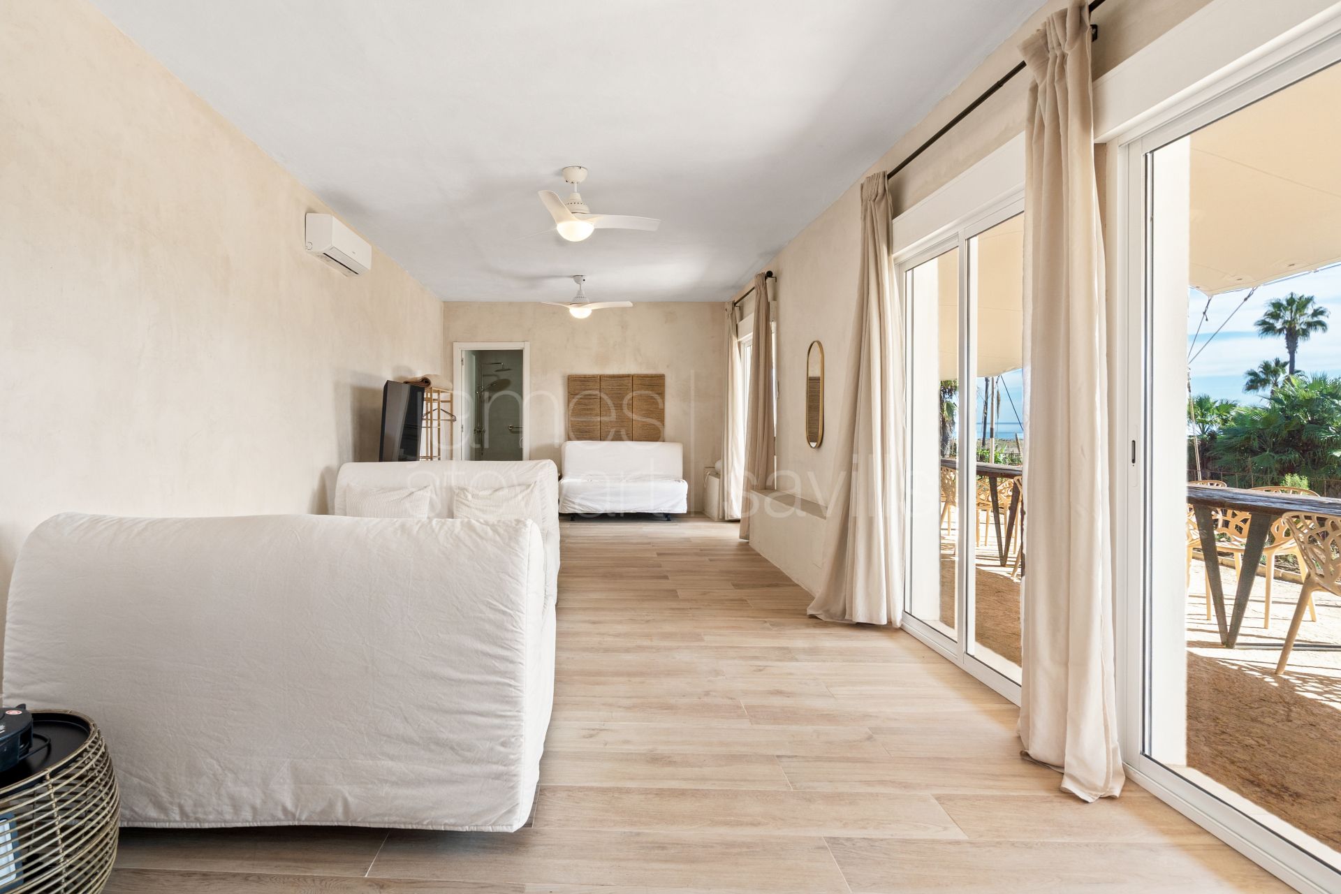 Oportunidad única en Sotogrande para vivir junto a la playa en un espacio residencial con varias unidades