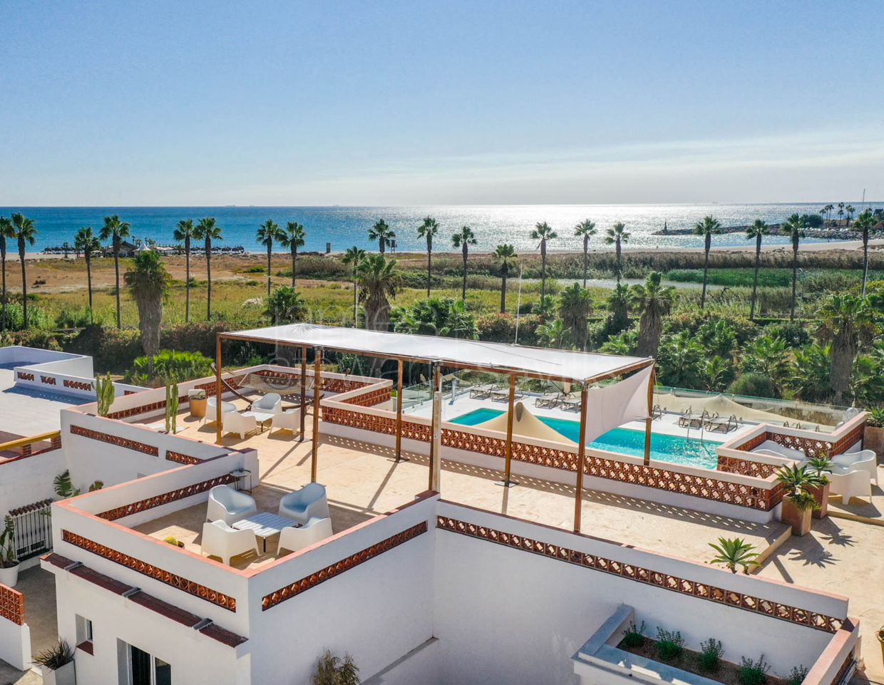 Oportunidad única en Sotogrande para vivir junto a la playa en un espacio residencial con varias unidades