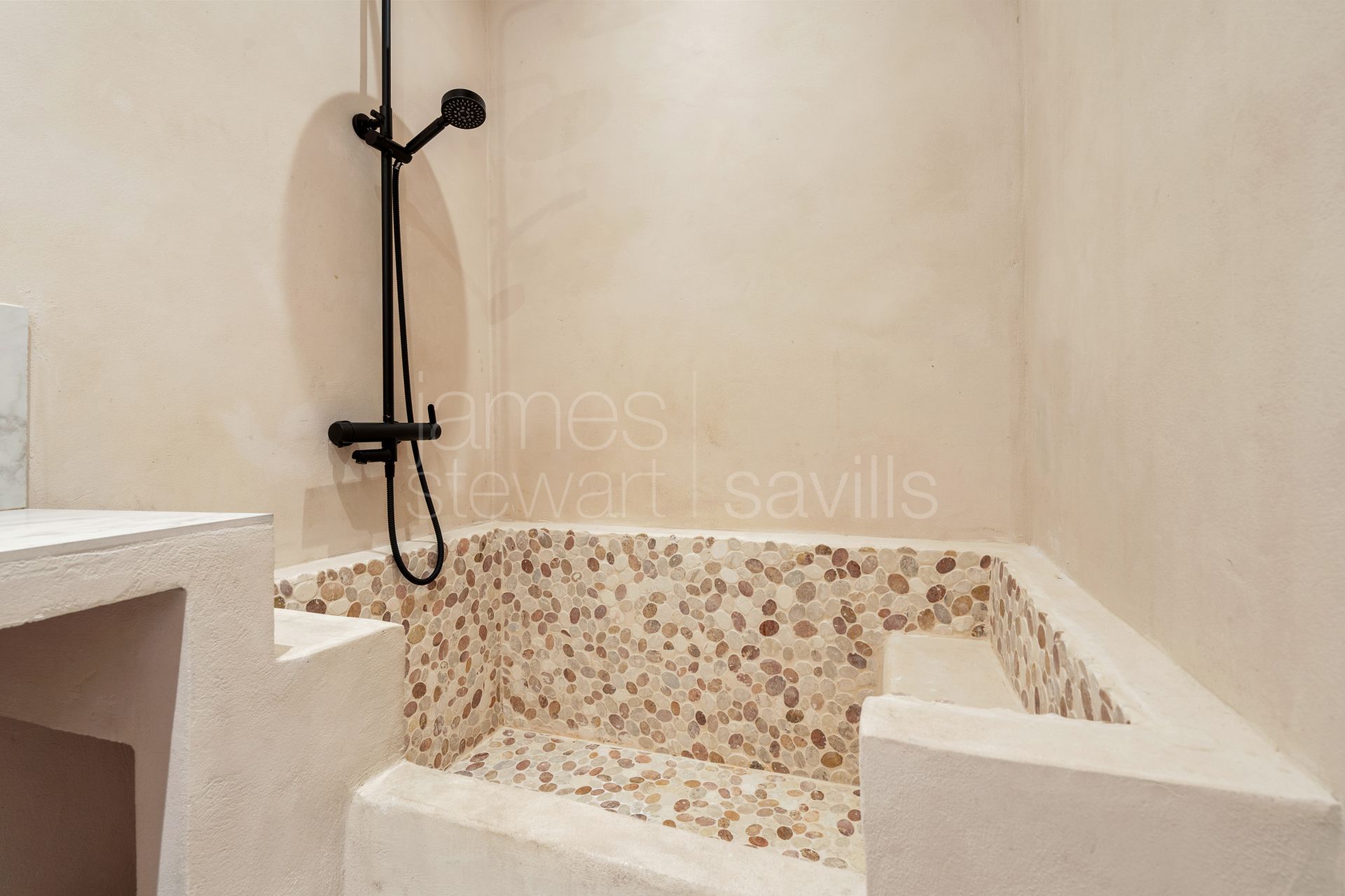 Oportunidad única en Sotogrande para vivir junto a la playa en un espacio residencial con varias unidades