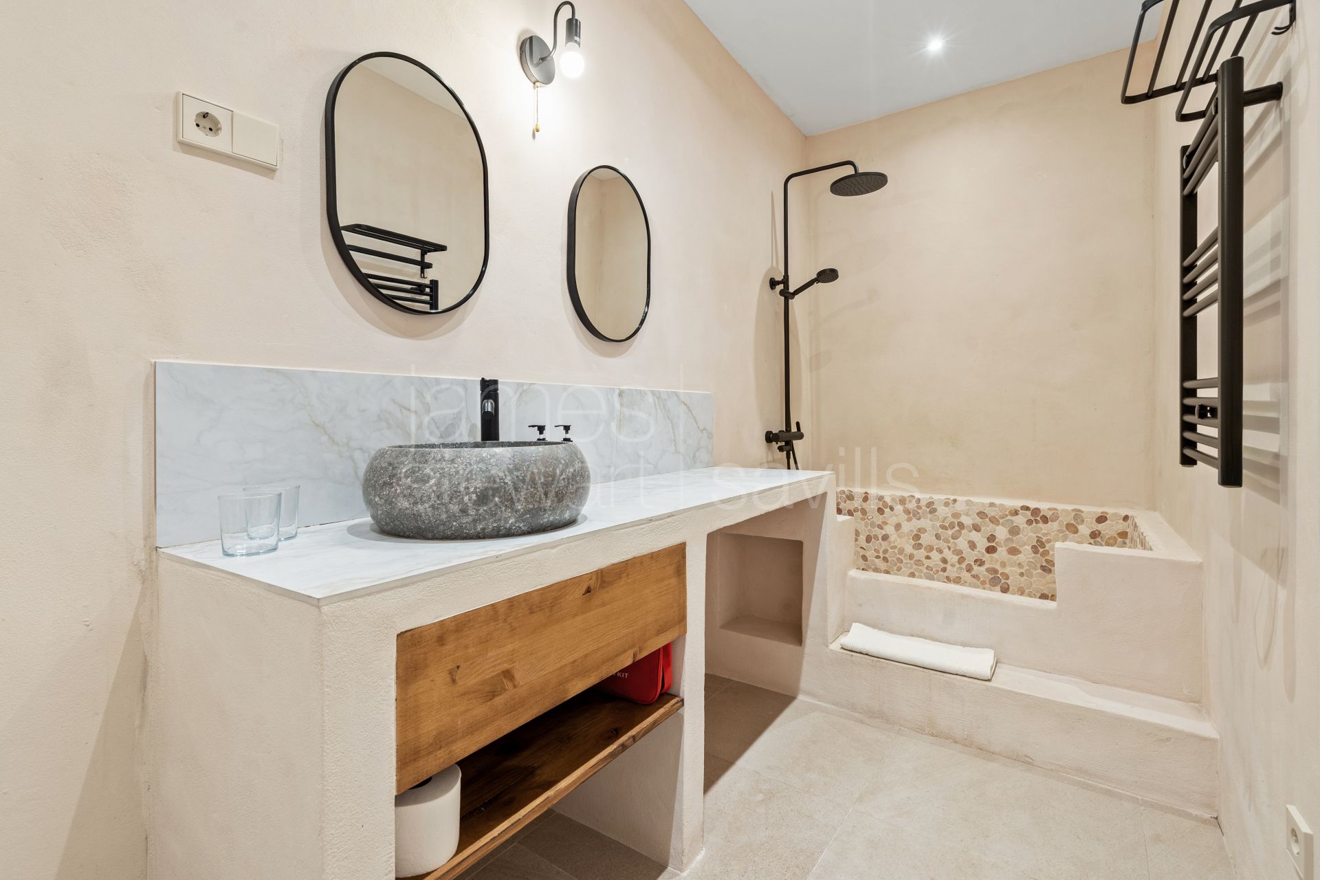 Oportunidad única en Sotogrande para vivir junto a la playa en un espacio residencial con varias unidades