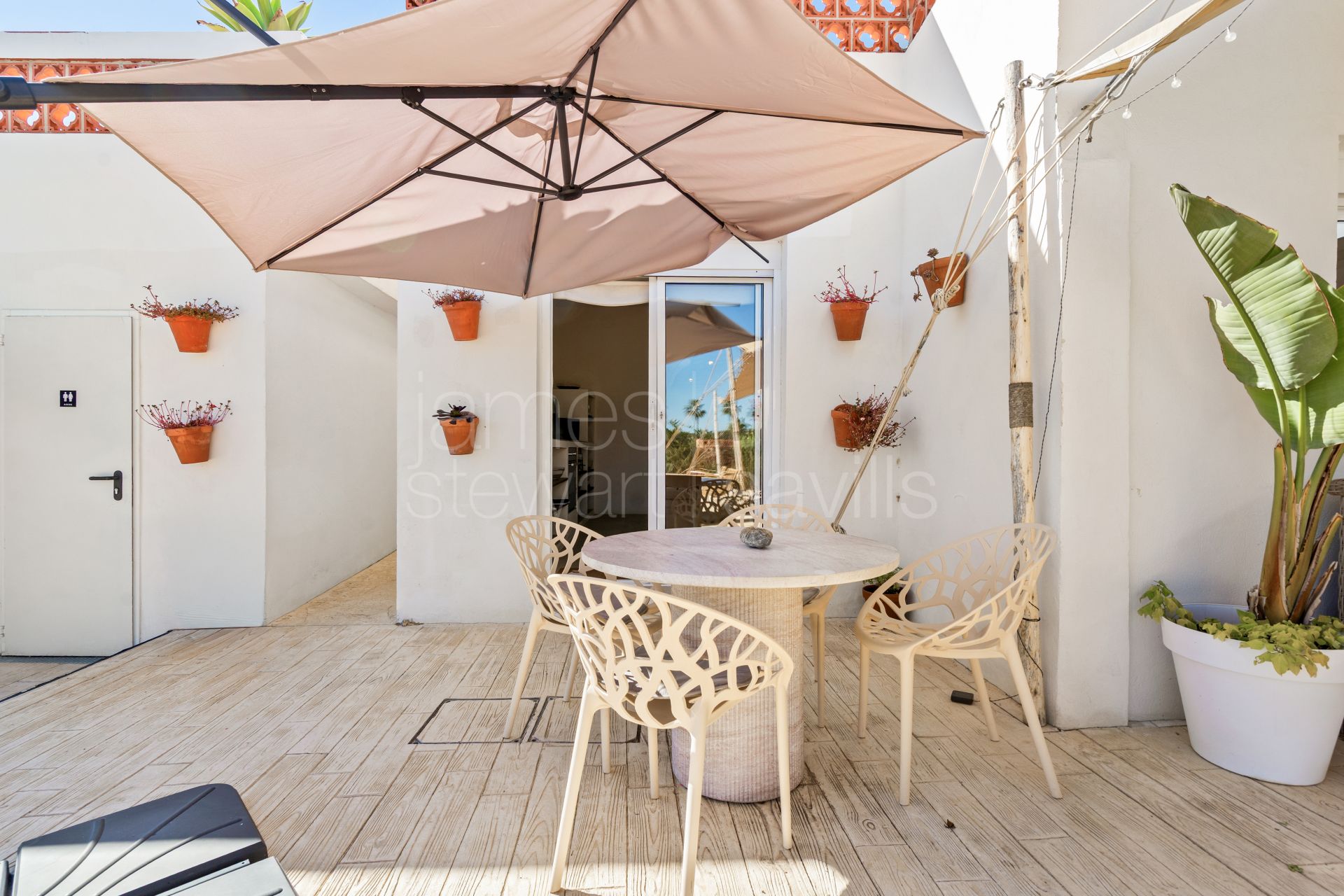 Oportunidad única en Sotogrande para vivir junto a la playa en un espacio residencial con varias unidades