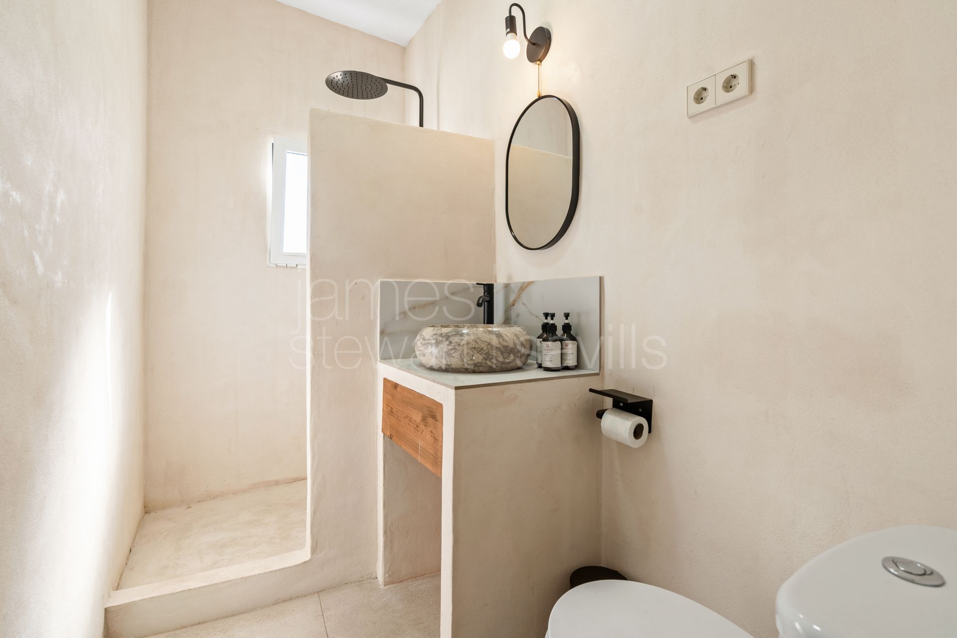 Oportunidad única en Sotogrande para vivir junto a la playa en un espacio residencial con varias unidades