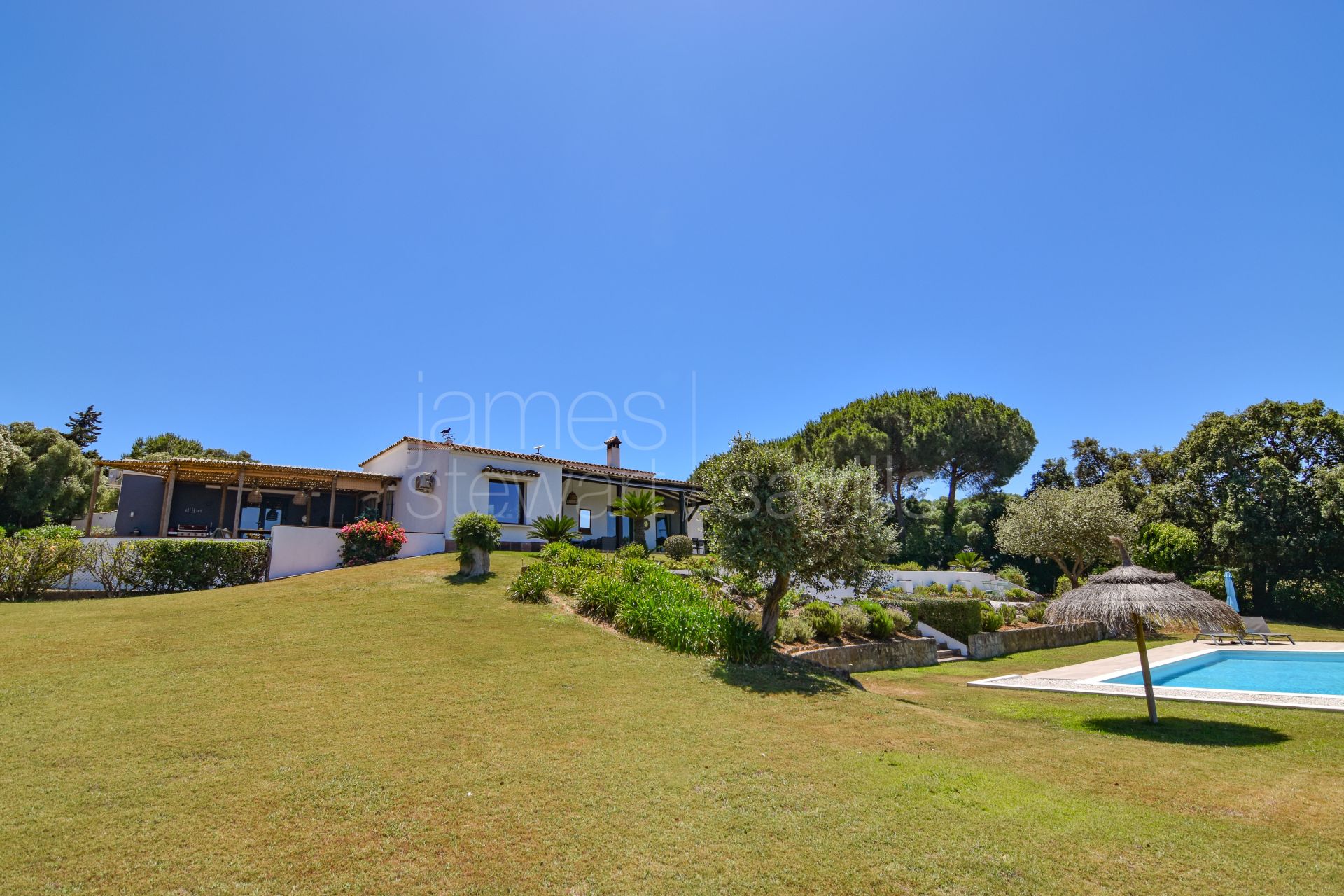 Fantastic country house with stables on nearly 8 acres of land only 10 mins from the coast