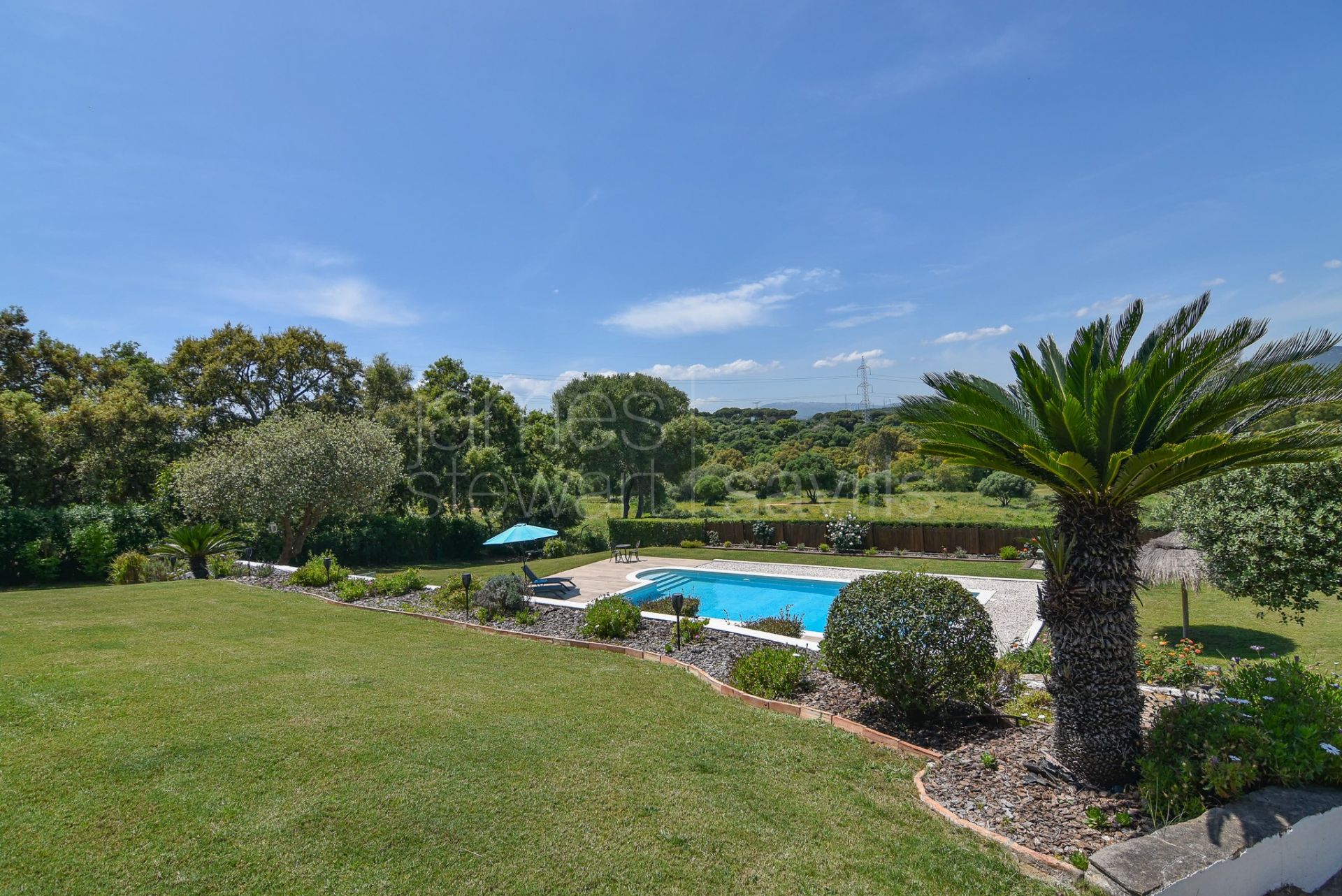 Fantastic country house with stables on nearly 8 acres of land only 10 mins from the coast