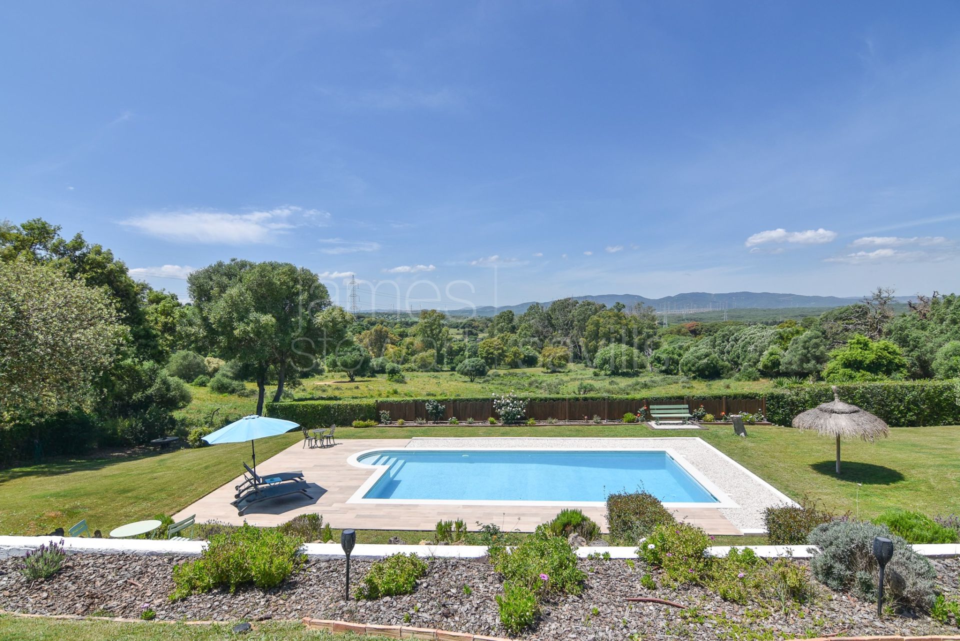 Fantastic country house with stables on nearly 8 acres of land only 10 mins from the coast