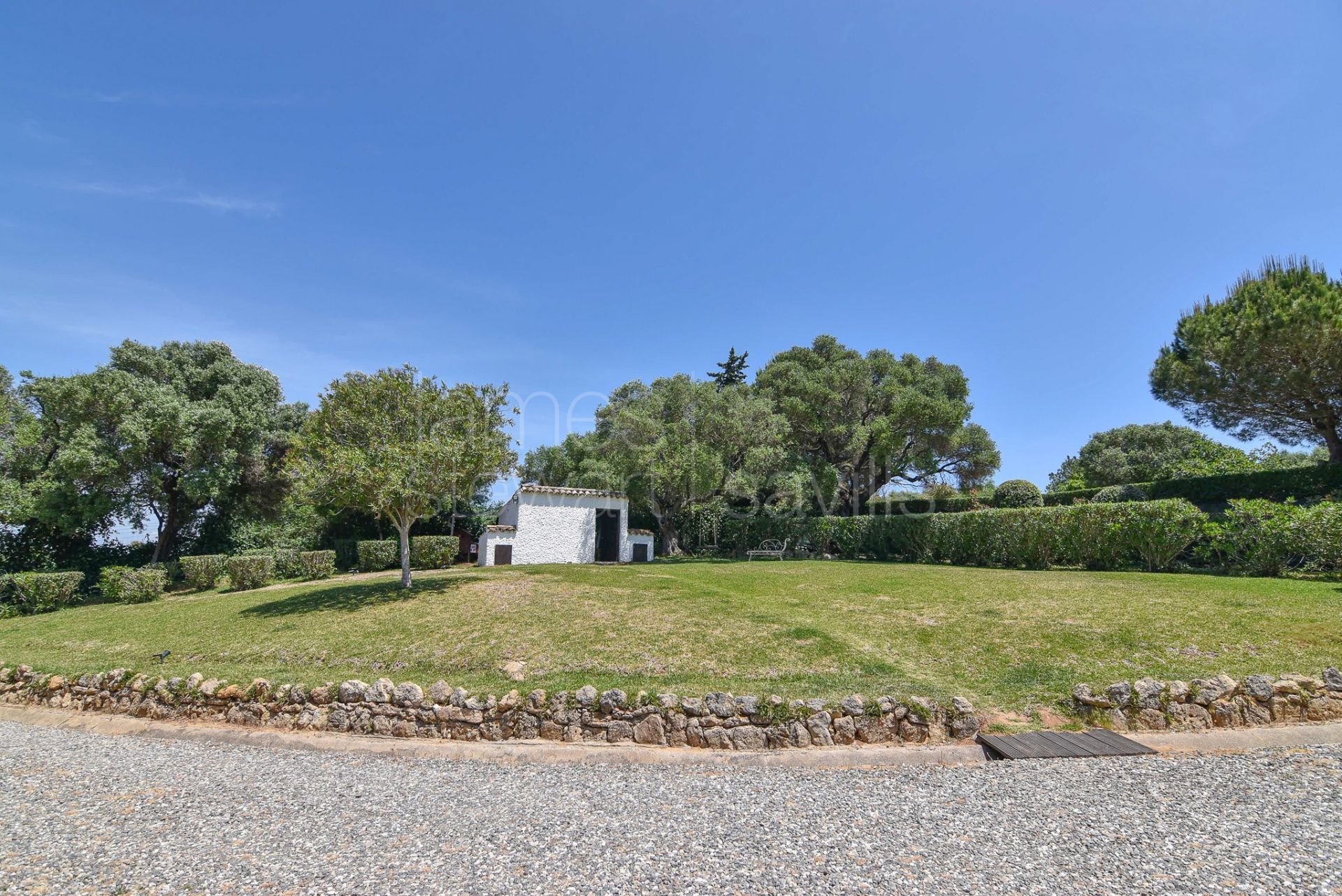 Fantastic country house with stables on nearly 8 acres of land only 10 mins from the coast