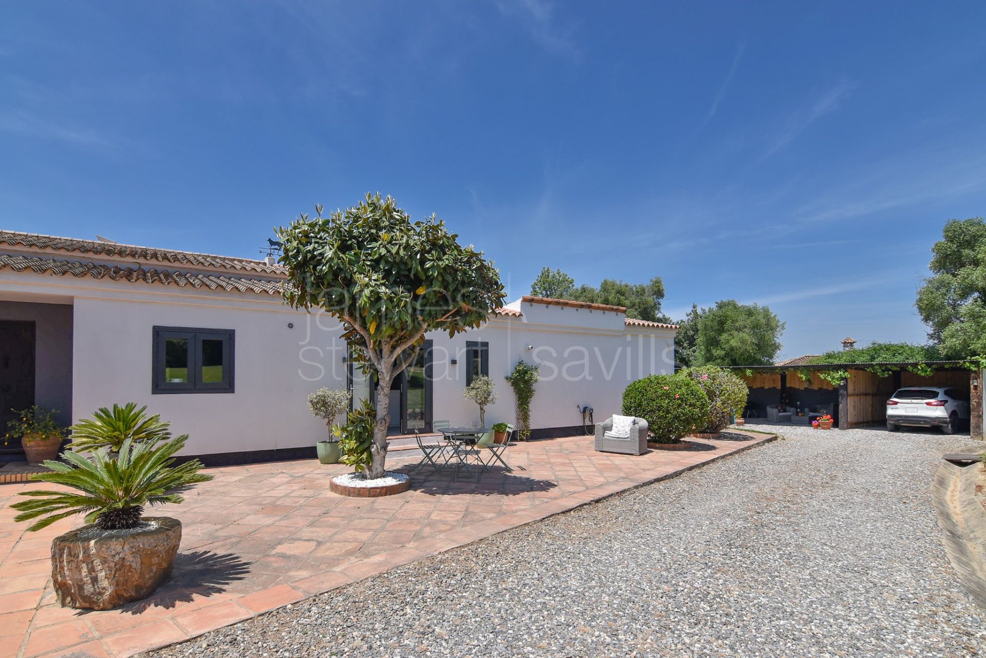 Fantastic country house with stables on nearly 8 acres of land only 10 mins from the coast