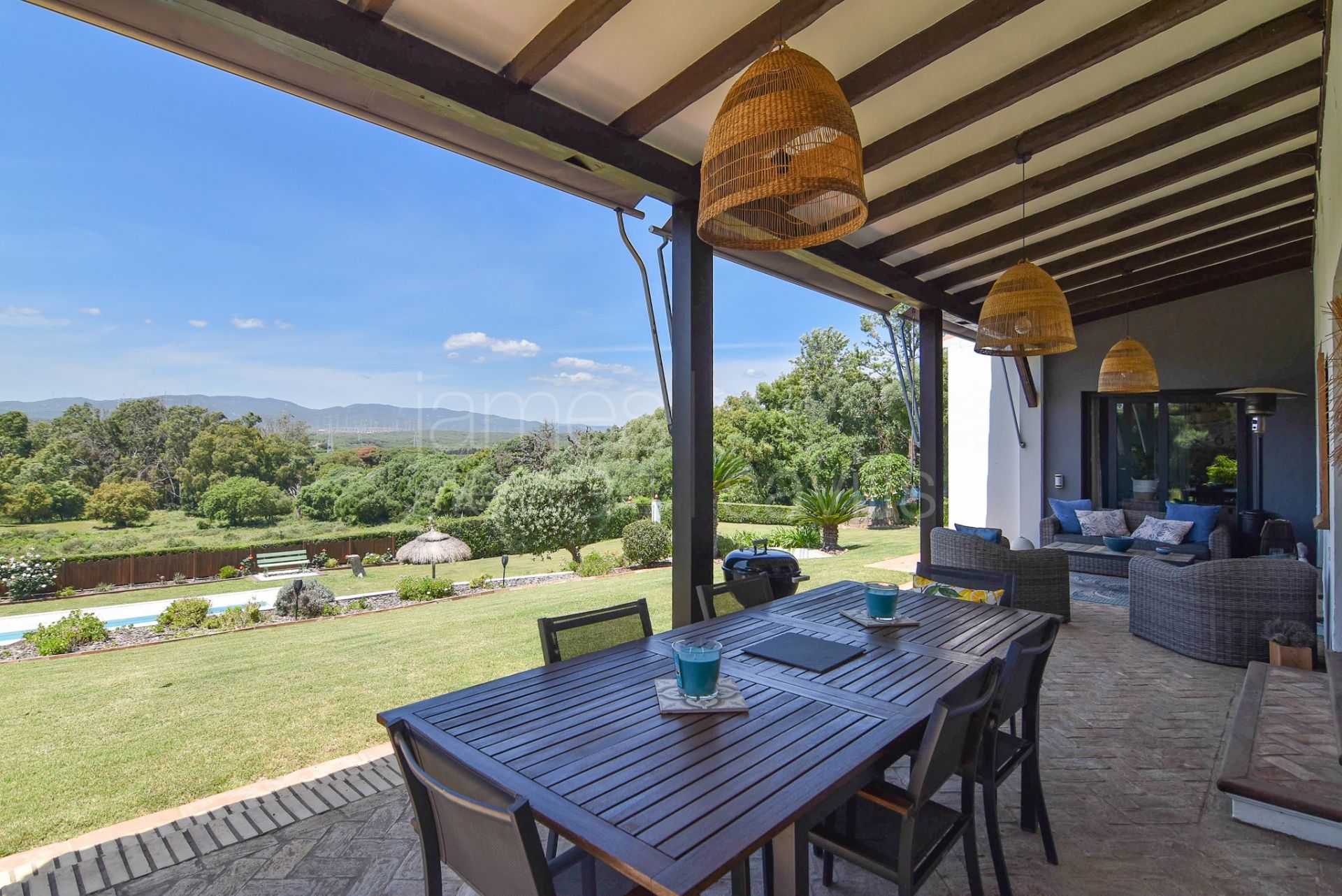 Fantastic country house with stables on nearly 8 acres of land only 10 mins from the coast