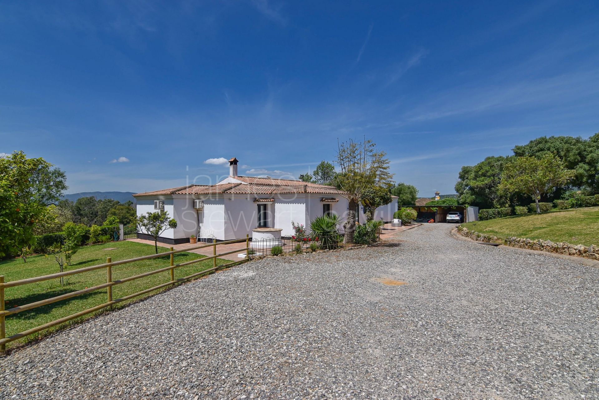 Fantastic country house with stables on nearly 8 acres of land only 10 mins from the coast