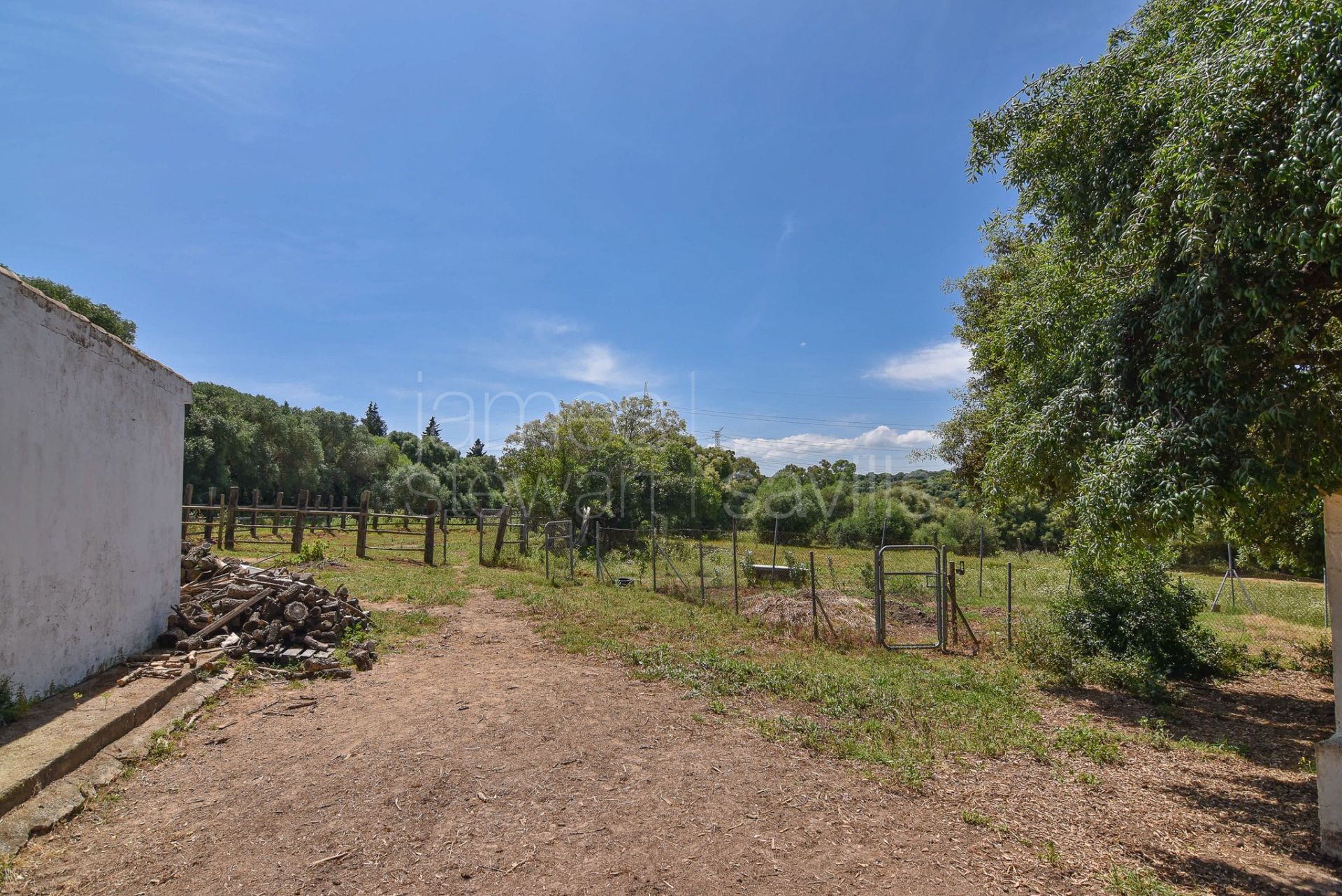 Fantastic country house with stables on nearly 8 acres of land only 10 mins from the coast