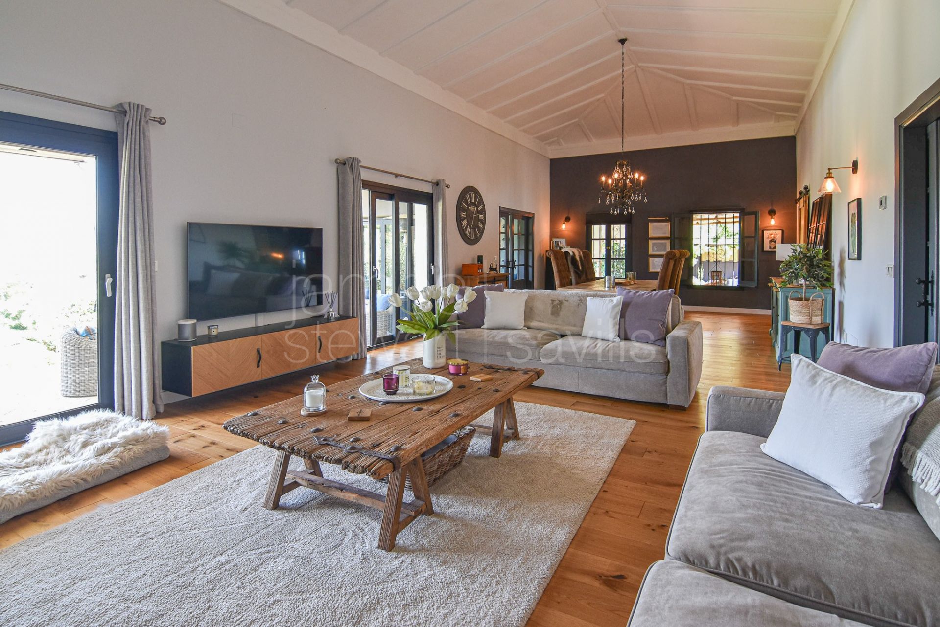 Fantastic country house with stables on nearly 8 acres of land only 10 mins from the coast