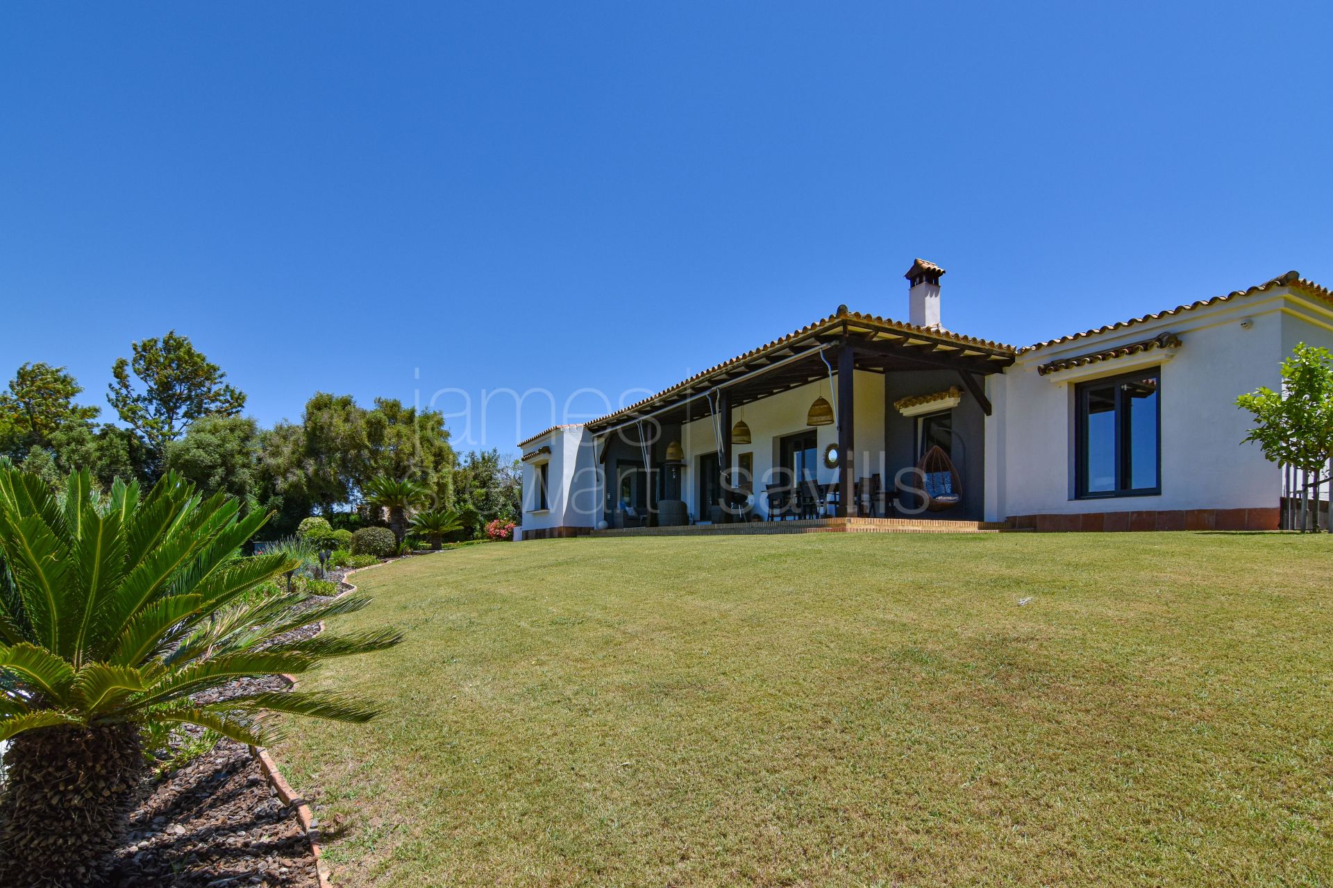 Fantastic country house with stables on nearly 8 acres of land only 10 mins from the coast
