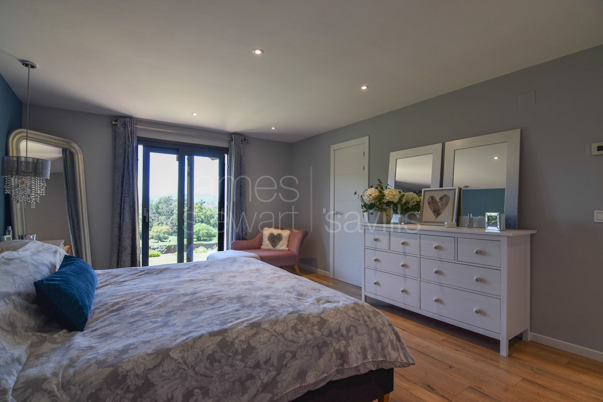 Fantastic country house with stables on nearly 8 acres of land only 10 mins from the coast