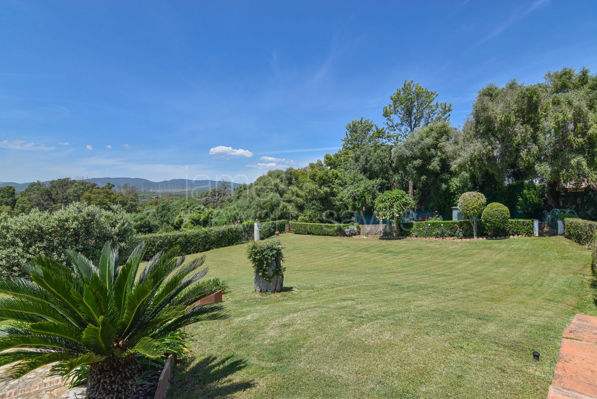 Fantastic country house with stables on nearly 8 acres of land only 10 mins from the coast