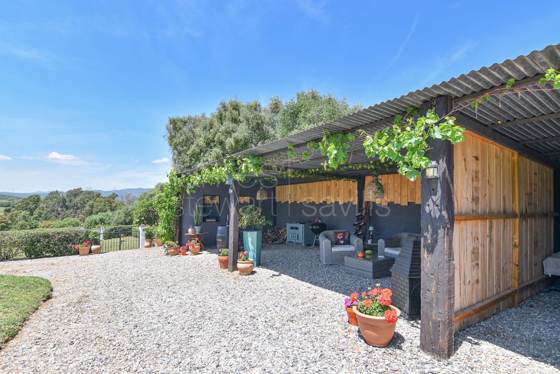 Fantastic country house with stables on nearly 8 acres of land only 10 mins from the coast