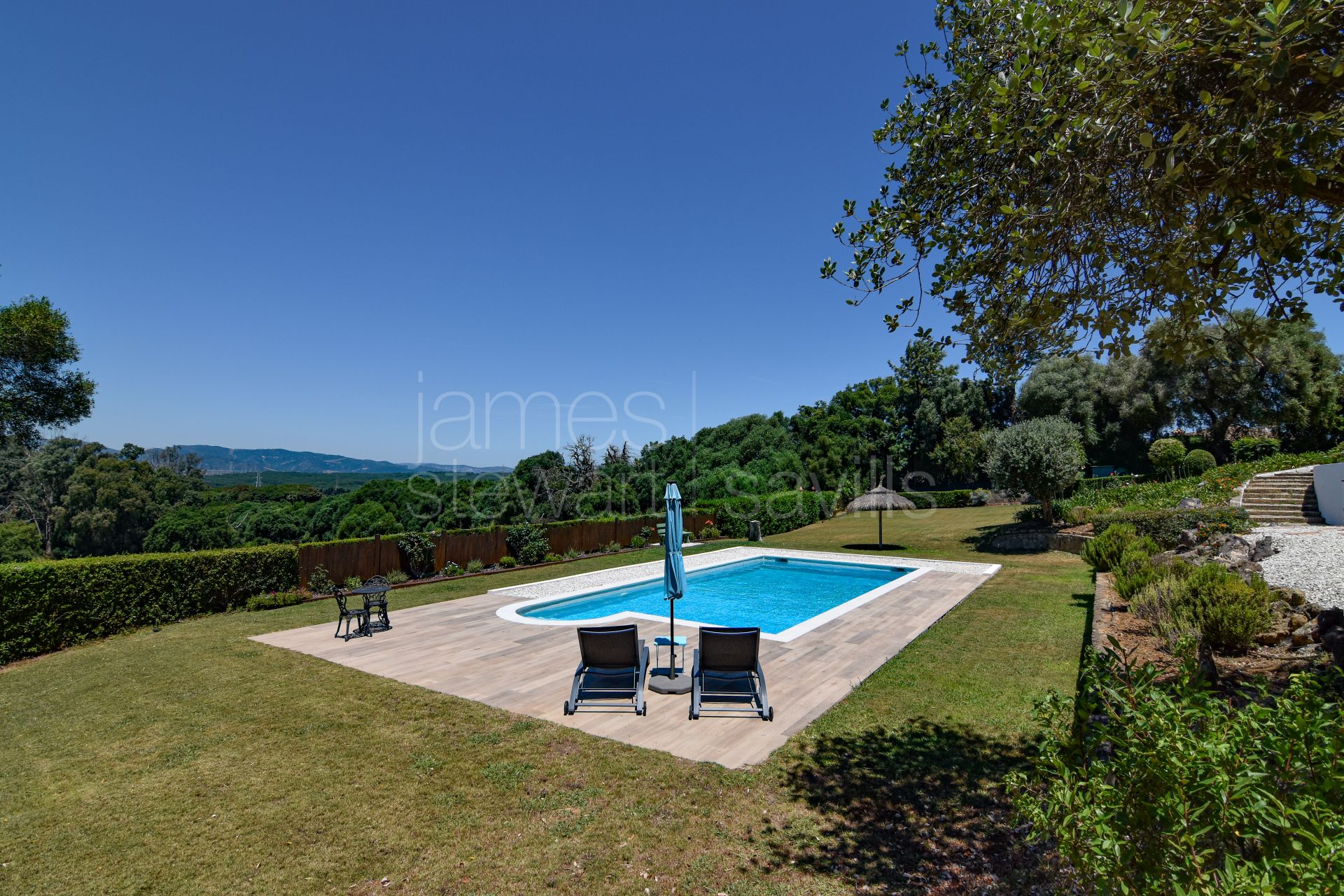 Fantastic country house with stables on nearly 8 acres of land only 10 mins from the coast