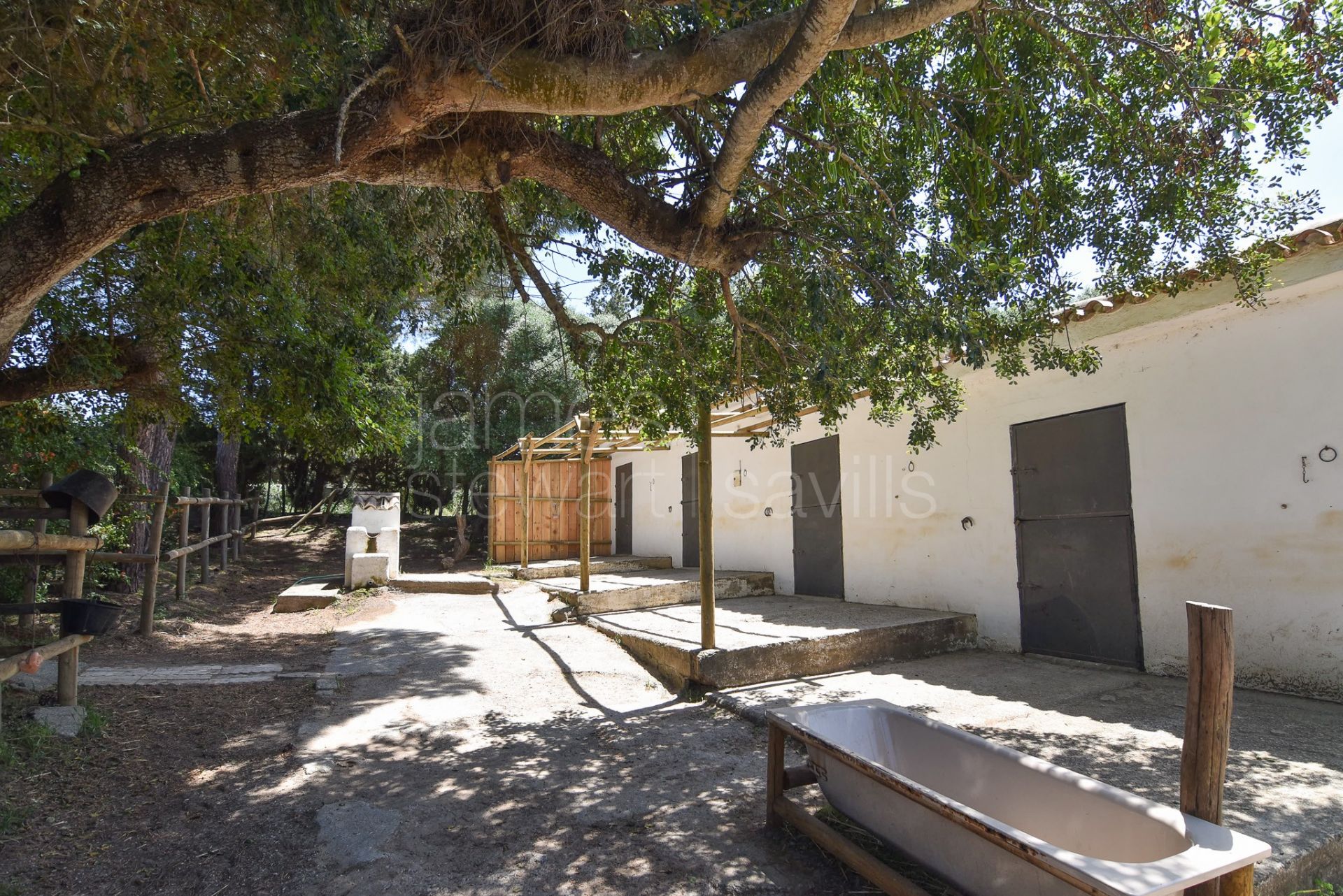 Fantastic country house with stables on nearly 8 acres of land only 10 mins from the coast