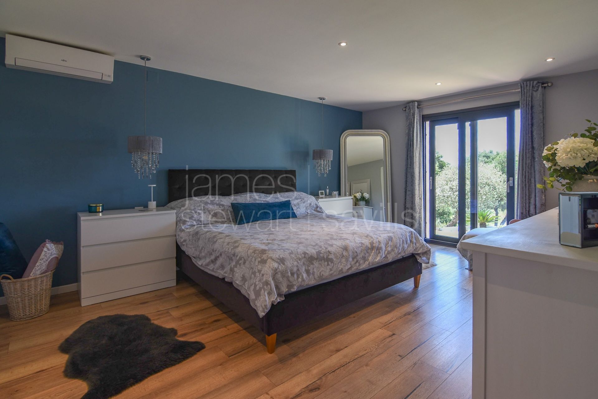 Fantastic country house with stables on nearly 8 acres of land only 10 mins from the coast