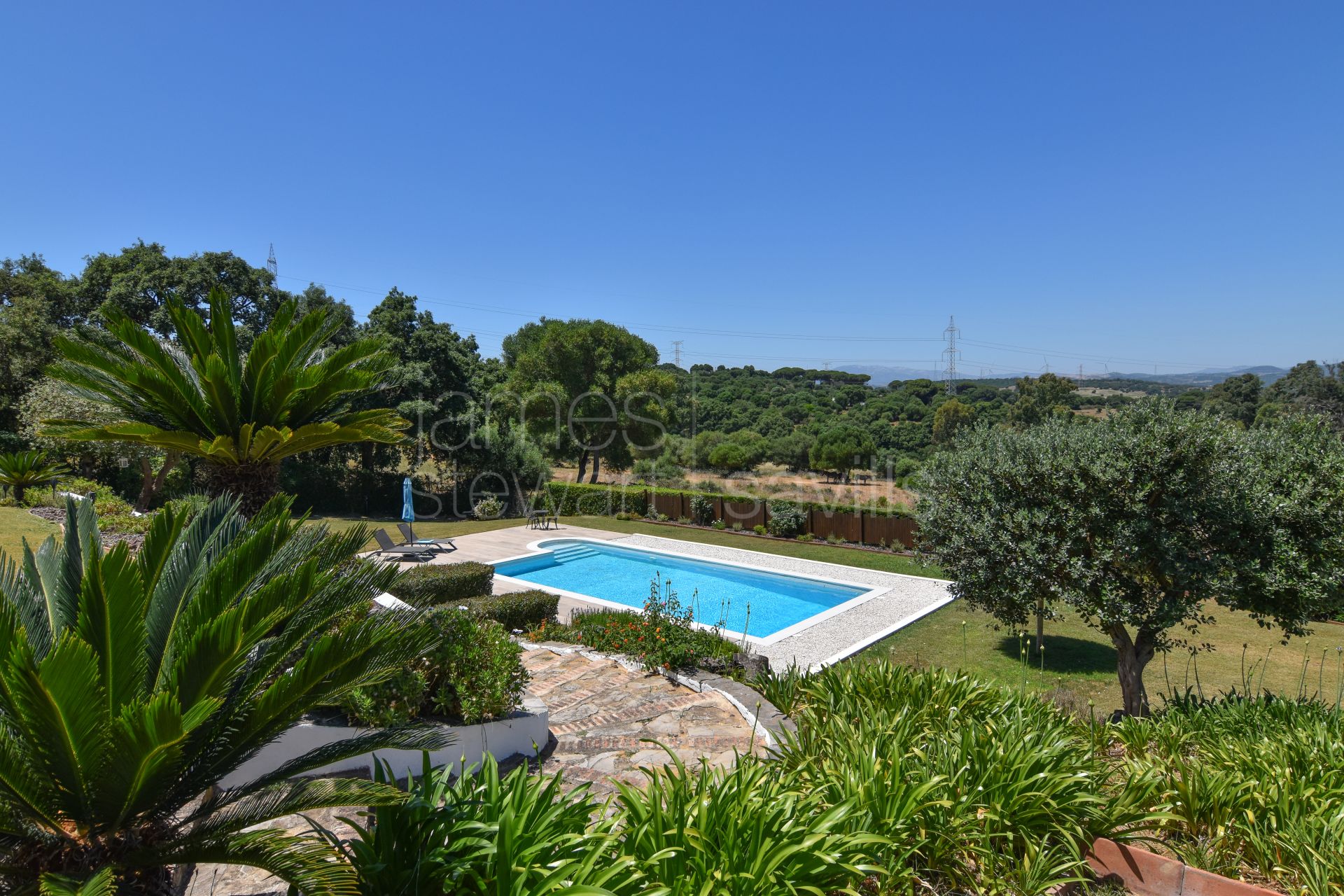 Fantastic country house with stables on nearly 8 acres of land only 10 mins from the coast
