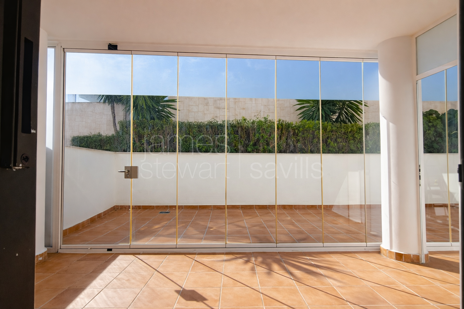 Apartamento de tres dormitorios con gran terraza en La Alcaidesa