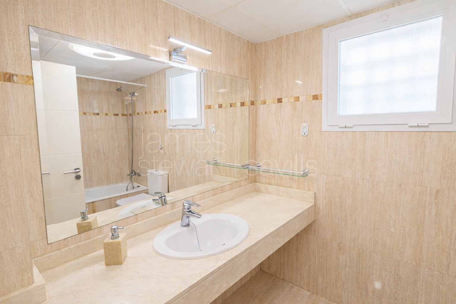Apartamento de tres dormitorios con gran terraza en La Alcaidesa