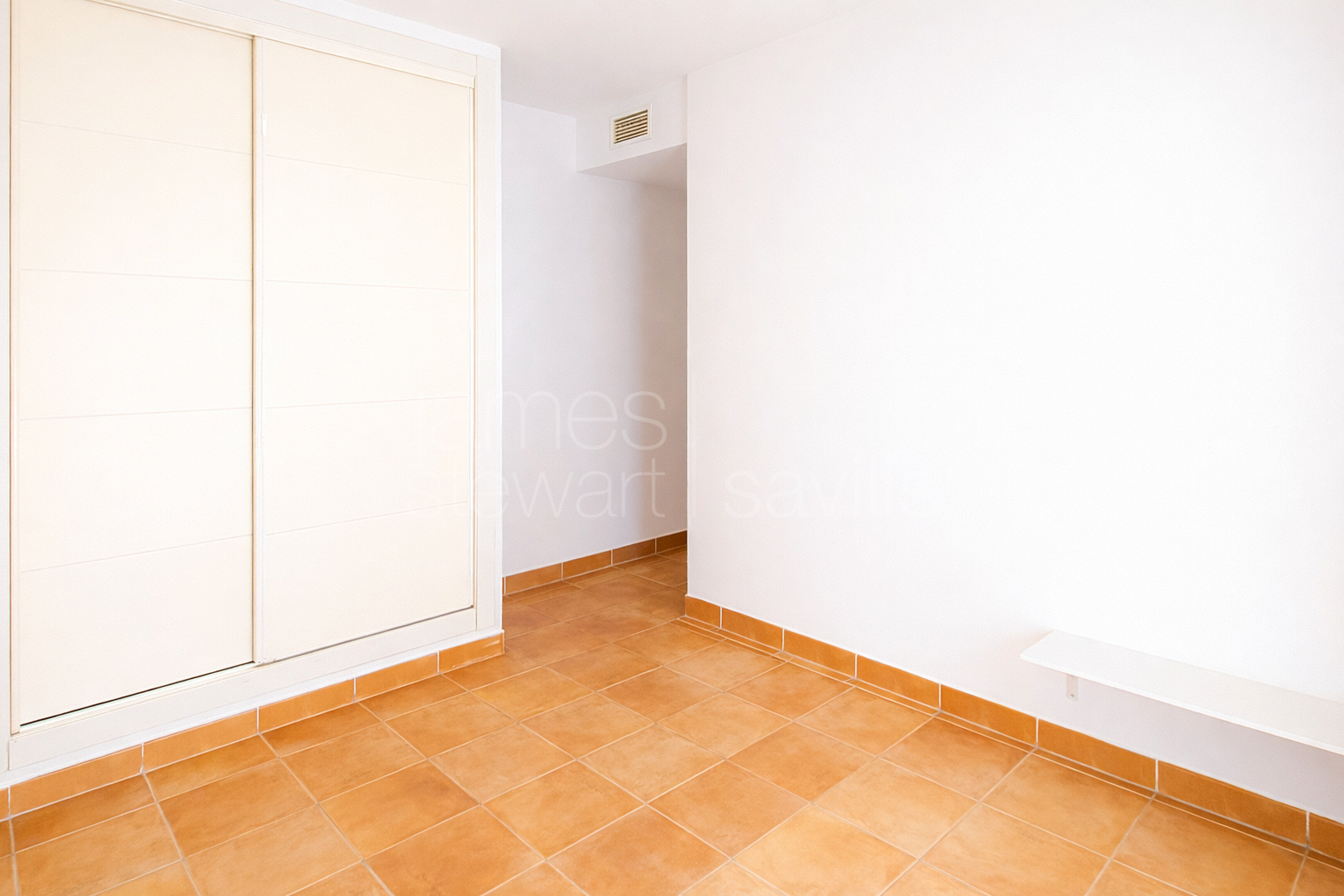Apartamento de tres dormitorios con gran terraza en La Alcaidesa