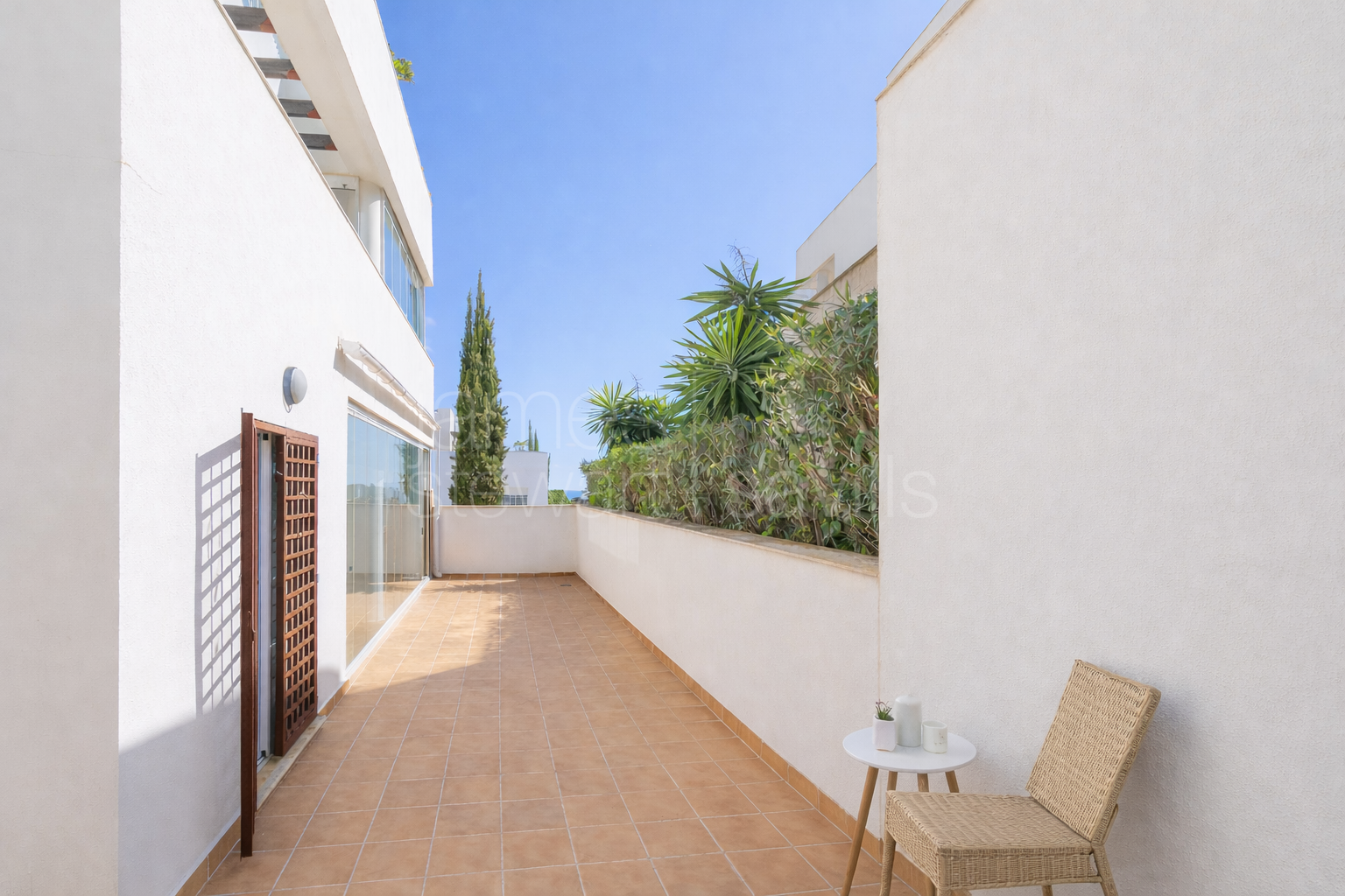 Apartamento de tres dormitorios con gran terraza en La Alcaidesa