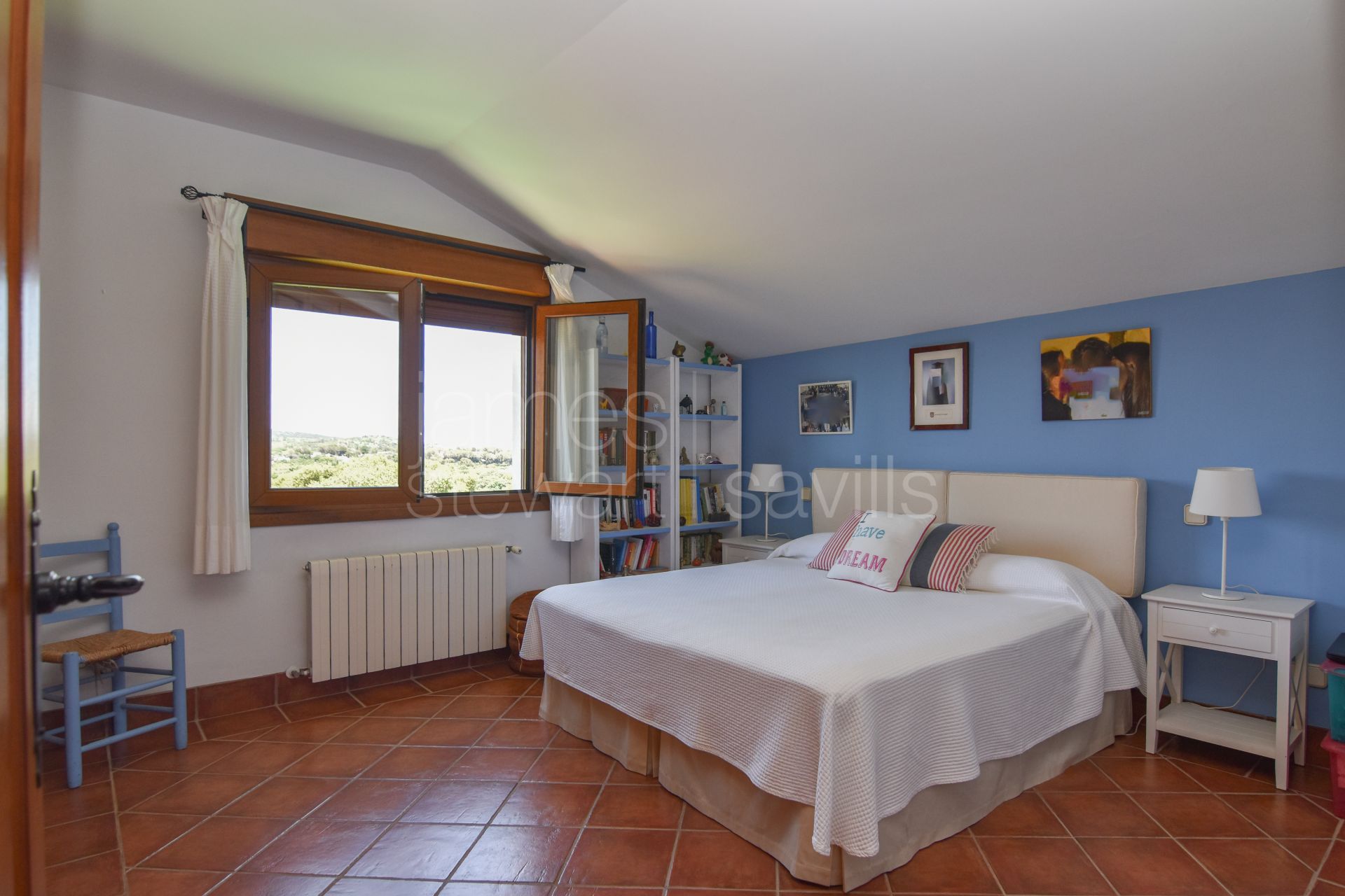 Excelente villa familiar situada en una calle tranquila y consolidada de la Zona F